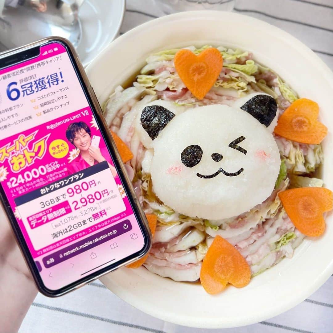 神咲詩織のインスタグラム：「楽天モバイルを契約した💗 その記念に今日は楽天パンダおろしのミルフィーユ鍋（楽天パンダ鍋）にしました！  楽天モバイルはわかりやすくワンプラン！ 3GB以下だと月980円（税込1,078円） 3〜20GB以内だと月1,980円（税込2,178円） 最大でも無制限で月2,980円（税込3,278円） ※公平なサービス提供のため通信速度制限する場合あり。エリア外最大1Mbps。通話料等別 無制限は楽天回線エリアのみ 色んな所飛び回る私からしたら、データ無制限というのはありがたい、、、！  最近行った恵比寿のお店や六本木の方もも電波問題なく繋がる😊📶 色んな料理のレビューと含めて、回線状況もお伝えしま〜す！ ぜひみんなもHPで情報確認してみてね！  ＝＝メニュー工程＝＝＝＝＝＝＝＝＝＝＝＝＝＝＝＝＝  ①大根を1本すりおろす(フードプロセッサーがおすすめ)  簡単に寒い日に温まる楽天パンダ鍋、できました🐼🍲  ②白菜1/4個を豚バラ肉と交互にひいて5センチ幅に切って鍋に敷き詰める  ③水500cc、白だし大さじ4、醤油大さじ1を鍋に入れる  ④大根おろしと海苔で楽天パンダちゃん作って飾って火にかけて完成です(飾りでにんじん等も可愛いくておすすめ！)  #楽天モバイル #PR」