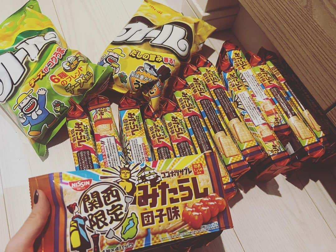 RaMuさんのインスタグラム写真 - (RaMuInstagram)「ココナッツサブレの関西版バチクソうまくて無限に食いてえ！って言ったら大量にプレゼントを遅れるRaMu教。 私が着てる服8割ファンからの頂き物り  これマジどうやってファンに恩返ししよう。ってずっと考えてる 今後も元気と破天荒をよりレベルアップ増してお届けします！！！  私がファンに対する愛情はどんなタレントにも負けない自信がある。 これからも変なグラドルタレントですが面白さと楽しさを共有していくので一緒に人生楽しもうね。  また寝配信やりますわ。」1月31日 4時28分 - dpandaramu