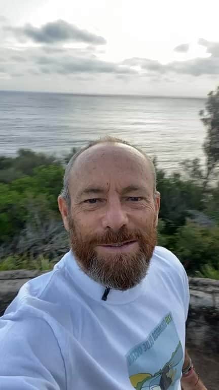 のインスタグラム：「Tap In with TC Mindful of Breath🎶😍🌊Come in for 5min breath sequence and 10min Meditation 🎶🌊💯🕺🏽 #meditation #breath #waves #mindfulness  @thomasvictorcarroll」