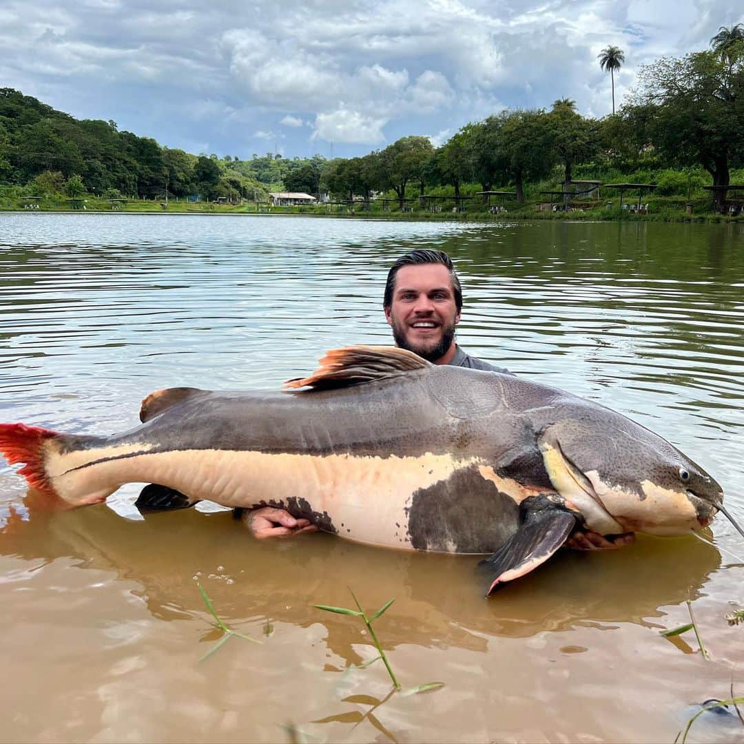 ナタンのインスタグラム：「A mooooonstra 56KG  No quintal @kikiturismo ! Briga insaaaana 💥😳 Pivete tá de volta」