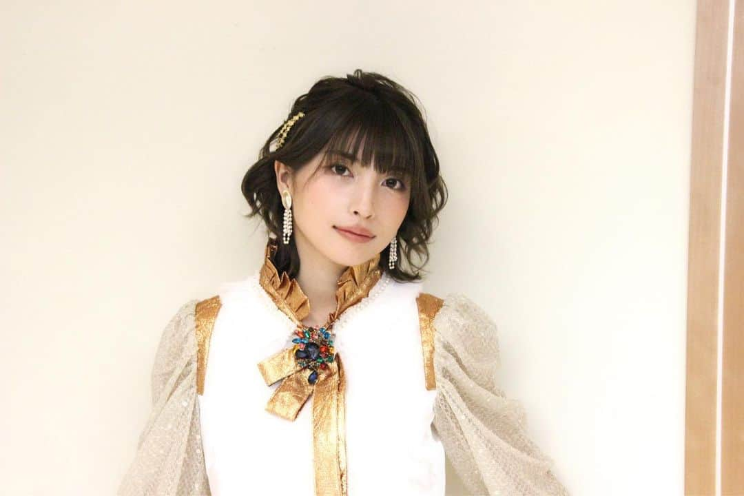 上杉真央のインスタグラム：「リスアニ！LIVE 2023 SUNDAY STAGE ゴージャスで可愛い衣装を着させてもらってご満悦の上杉。ヘアアクセのゴールドチェーンもお気に入り。  #リスアニ #fripSide #衣装  #上杉真央」