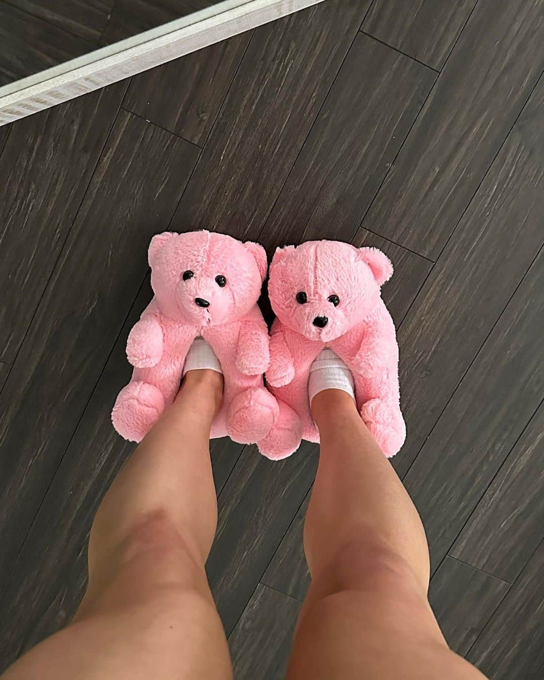 Alex Annさんのインスタグラム写真 - (Alex AnnInstagram)「Feels impossible to be in a bad mood with these slippers on 🧸💕 @FashionNova」1月31日 5時55分 - alexannlp