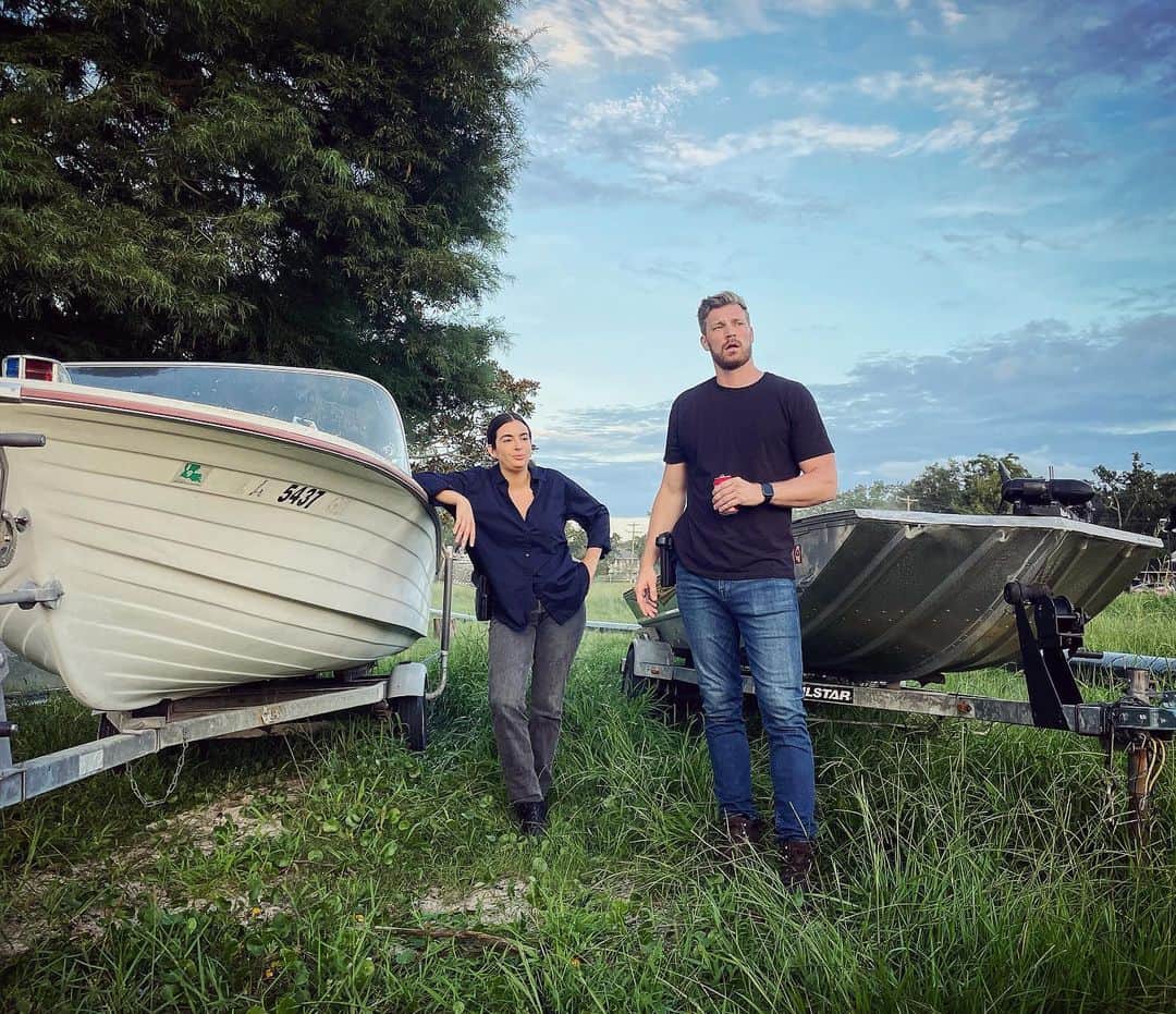 デレック・テラーのインスタグラム：「Some fun BTS from @leverageredemption with my partner @alannamasterson.   The first photo felt like a True Detective moment. Watch the show to see if we become gator bait! 🐊  Thanks @bethriesgraf ❤️」