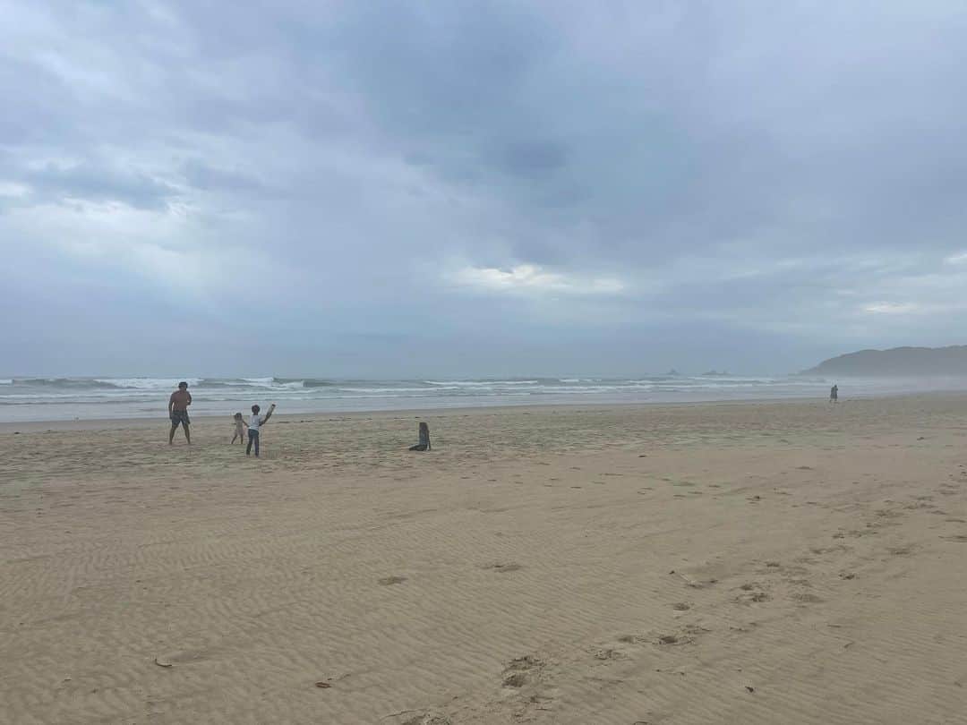 のインスタグラム：「Cricket on the beach for Jett’s birthday 🥳」