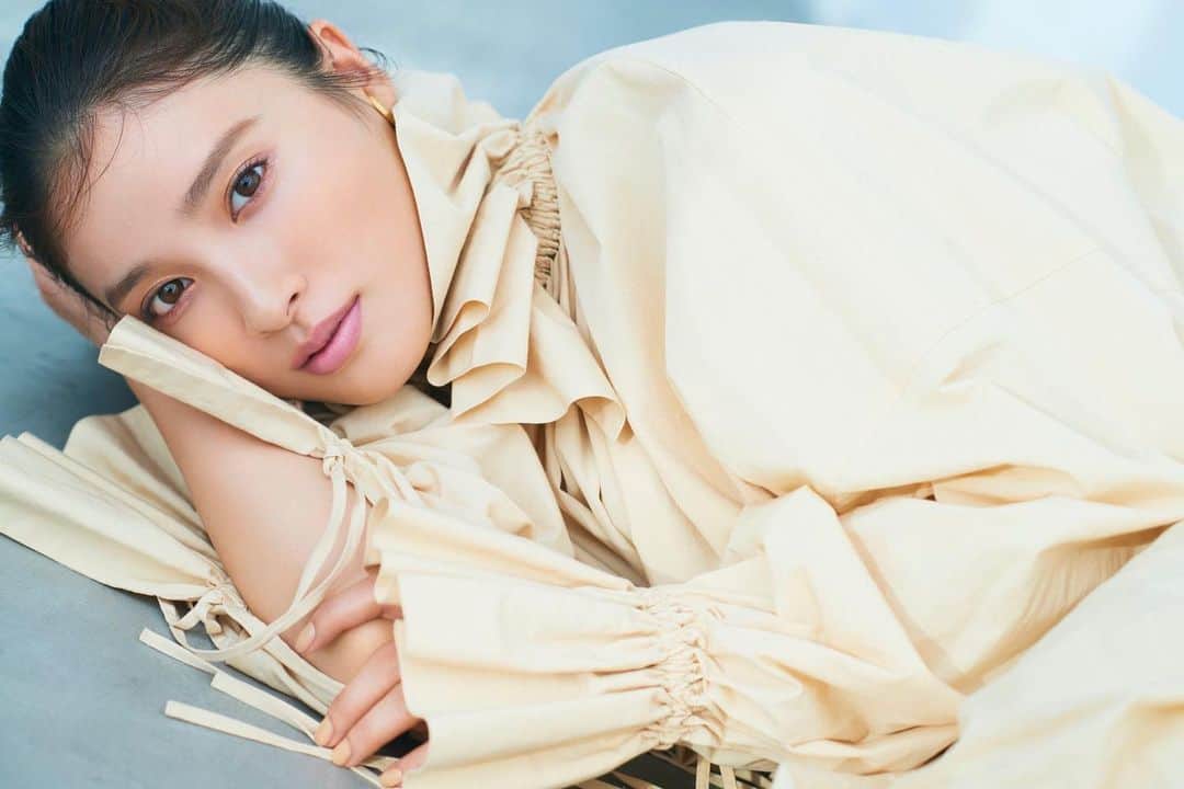 のインスタグラム：「. おはようございます！ 明日からは２月！ １月も最終日となりました。 仕事のスケジュールで朝を迎える日は特に 少しずつ朝の太陽の明るさが変わってくるので 季節の移り変わりを実感します。 でも、 まだまだ寒さの影響が強い地域が… とても心配です。 断水と闘っている地域の方々も 多いと思います。 少しでも早く安心した状況になりますよう🙏🙏🙏 . 写真は、今発売されている『 #美的 』3月号で 取材をしていただいた時のもの☺️🙏✨ I post a couple pictures that were taken for 美的 magazine📸💕 . 大好きな『美的』さんでの取材は 自分でも知らなかった自分を見つけられたり 自分には無縁だと思っていた雰囲気を どんどん体験できる不思議な時間😌🙏✨  . ビューティー関連のお仕事には ずっと興味があったので これからも学んでいけたらいいなぁ…と 最近すごく思うようになりました💡 なぜなら 私は身長が小さいので そのままだと全体のバランスが取りにくいのですが ヘアやメイクで全体のバランスって本当に変わるから 見てくださる方々にも 参考にしていただきやすいと思うんです☺️💡 . ヘアメイクさんは魔法使いだと いつも思いますが もし自分でもその魔法を少しずつでも真似できたら 毎日自分にかけてあげることが出来る、かもしれない🍀 自分の良さなんて無いって 思ってしまいがちだけれど、 それを見つける小さな魔法を 伝えてくれる美的さん☺️ これからも熟読しようと思います💡」