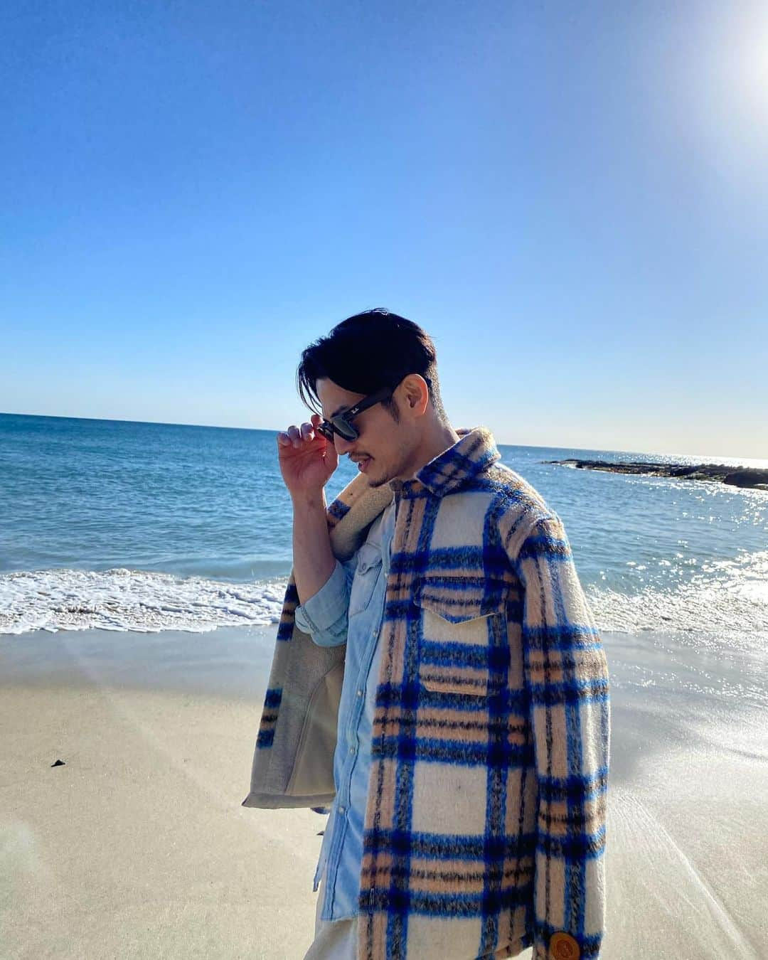 野久保直樹のインスタグラム：「☆ It feels so good🤩 ☆ #Beach #rayban  #dsquared2  #kith #uniqlo」