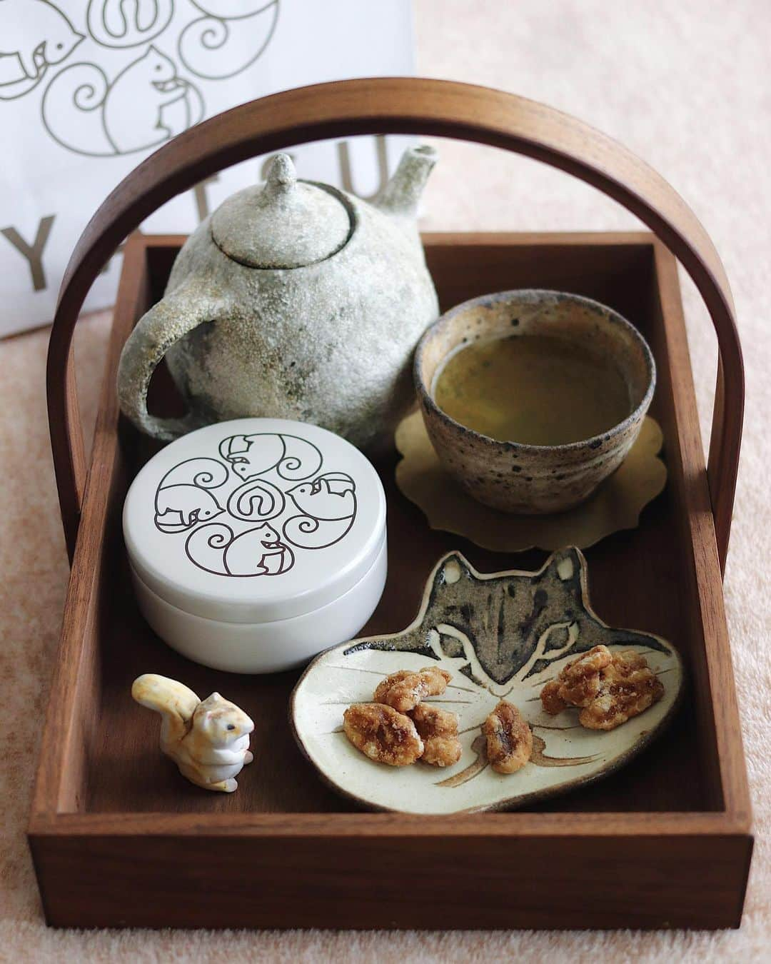 rei_nyanzのインスタグラム：「🍵 　 　 娘からの 金沢土産その② 　 リス缶がなんとも可愛い 佃煮屋さんが作る胡桃菓子 …って美味しいに決まってる　 　 　 　 　 　 　 　 #🐈おしっぽでアシスト🐿 #大畑食品  #クルミのおやつ  #リス缶  #石川県 #金沢土産  #oyatsu  #金沢百番街あんと  @kuruminooyatsu  @oohatanotsukudani    #utsuwa  #ほっぺぱんぱん皿  #矢板緑 さん #境知子 さん #岡野達也 さん #村井陽子 さん」