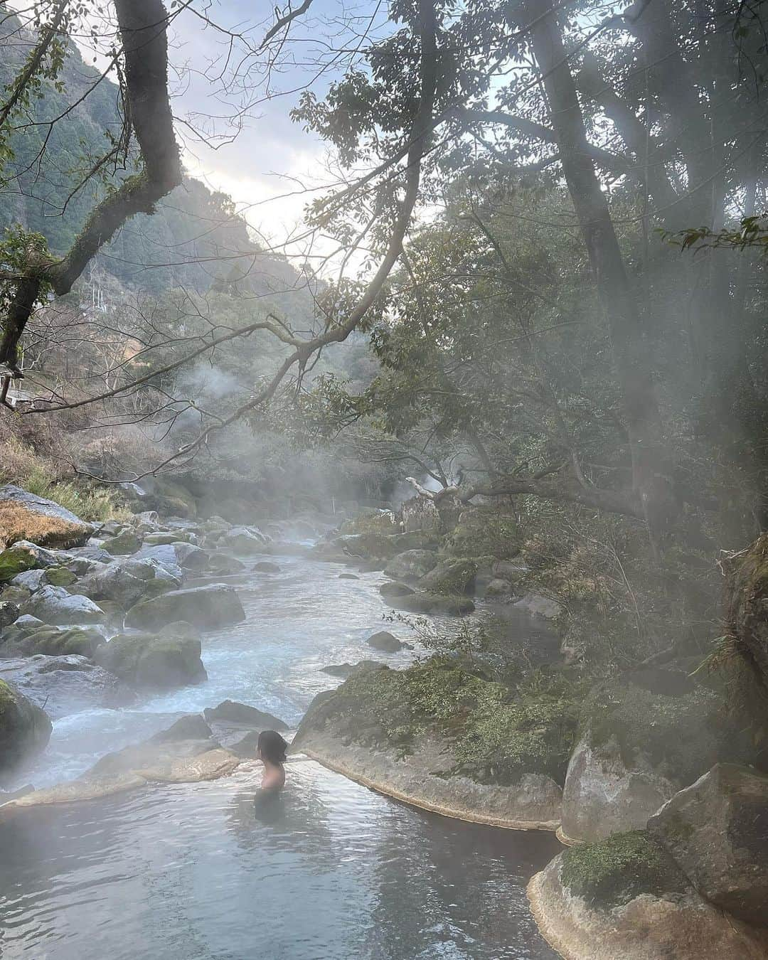 樋口智恵子のインスタグラム：「Enjoyed a blissful moment in an open-air riverside Onsen for my BD♨️ . . . . 宮崎から鹿児島へ移動しながら神社巡りをして、お誕生日は大好きなお宿で迎えました♨️⛩寒かったけれど、湯けむりが美しく幻想的💭良い一年になりそうです🥰 . . . . #妙見石原荘 #birthdaytrip」