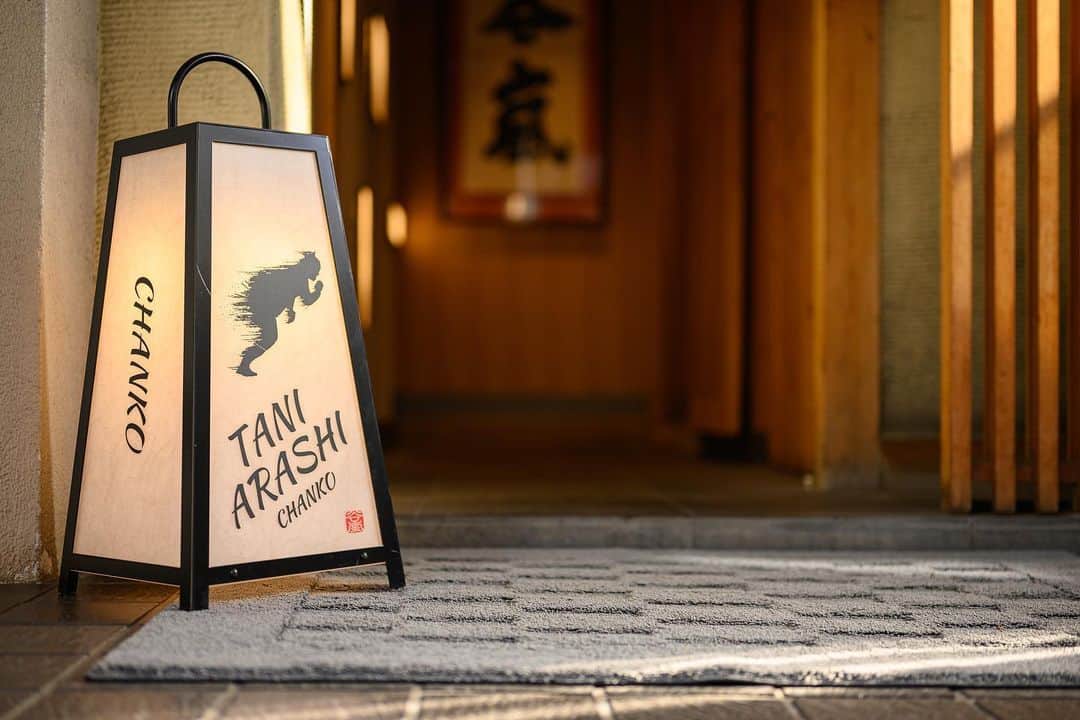 加織のインスタグラム：「【TANIARASHI】 うちのちゃんこ本当に美味しいです🍲✨ ちゃんこって部屋によって全く味が違うんですが、うちは九州ならではの甘みの中の旨味が自慢です☺️(説明難しいからとりあえず食べてみて下さい笑笑) 他にも、本店 @taniarashi 直伝のとり天や中津唐揚げなど九州料理が味わえます✨ 寒い冬も暑い夏もお相撲さんはちゃんこ食べて乗り切る！強い身体作る為の大事な食事！野菜たっぷり栄養満点！✨ ちゃんこ食べてがんばろ💪🏻笑笑  @taniarashi.roppongi  #ちゃんこ鍋 #相撲 #九州料理 #栄養満点」