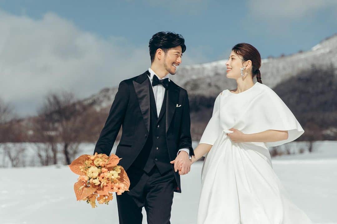 楠ダニエルのインスタグラム：「雪山での撮影はとても久しぶり☃️ ⁡ 吹雪きや雨に邪魔されましたが 2日目は快晴！雪もふわふわに積もってて とても素敵な撮影になりました😉 ⁡ ⁡ スキー場がすぐ近くと聞いて うずうずしっぱなしでした😂 ⁡ 次の日お休みだったらなぁ。。笑 ⁡ ⁡ ⁡ ⁡ ⁡ ⁡ ⁡ #model#freemodel#洋装 #フリーランス#ロケ撮影#メンズモデル#フリーモデル#雪山#雪  #freelance#photo#bridal #フリーランスモデル#笑顔#モデル#撮影#タキシード #tuxedo  #wedding #ウェディングドレス #前撮り #japanese #sロケ #ブライダル#ウエディング#結婚#ブライダルモデル」