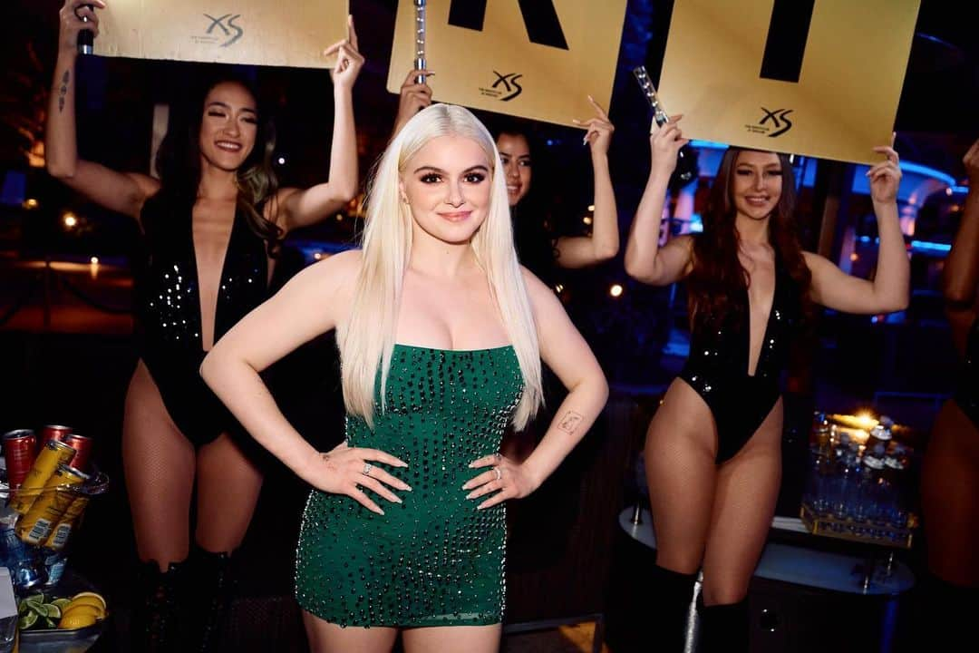 アリエル・ウィンターのインスタグラム：「25 years + 2 days old 🫶   Thank you so much @xslasvegas @wynnlasvegas @jasminmedar 🎉🎉🎉🎉 Celebrated 25 with my favorite people in my favorite city ❤️ 🥹」