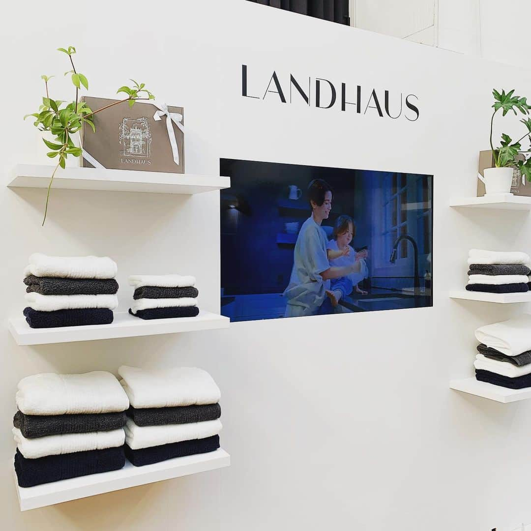 永瀬かおるさんのインスタグラム写真 - (永瀬かおるInstagram)「新しいタオルブランド @landhaus.official ローンチイベントにお邪魔しました✨  @the_newhouse を手がける @yuri_arai さんの新ブランドと言うことで楽しみにしていました☺️ 日本製であることや、素材にこだわって作られており、 それはまぁ気持ちの良いタオルでした✨ そしてリラックスウェアもあり、とても可愛いかった😍 そして動画では @lylaa05 ライラちゃんファミリーも見られてほっこり💚  @the_newhouse のお洋服をいくつか持っているけど、 着心地も良いし何より素材にこだわっているので本当に長持ち🤩　 かなり着倒しているけどデザインもお気に入りで、 まだまだ長く着れる🧡 ひとつのものをこんなに大切に長く着られるなんて… 日本の工場を大切にする気持ちにも深く共感🤩　　  またひとつ素敵なブランドを見つけました👐  #landhaus  #ラントハウス #新居由梨さん」1月31日 9時32分 - nagase_kaoru