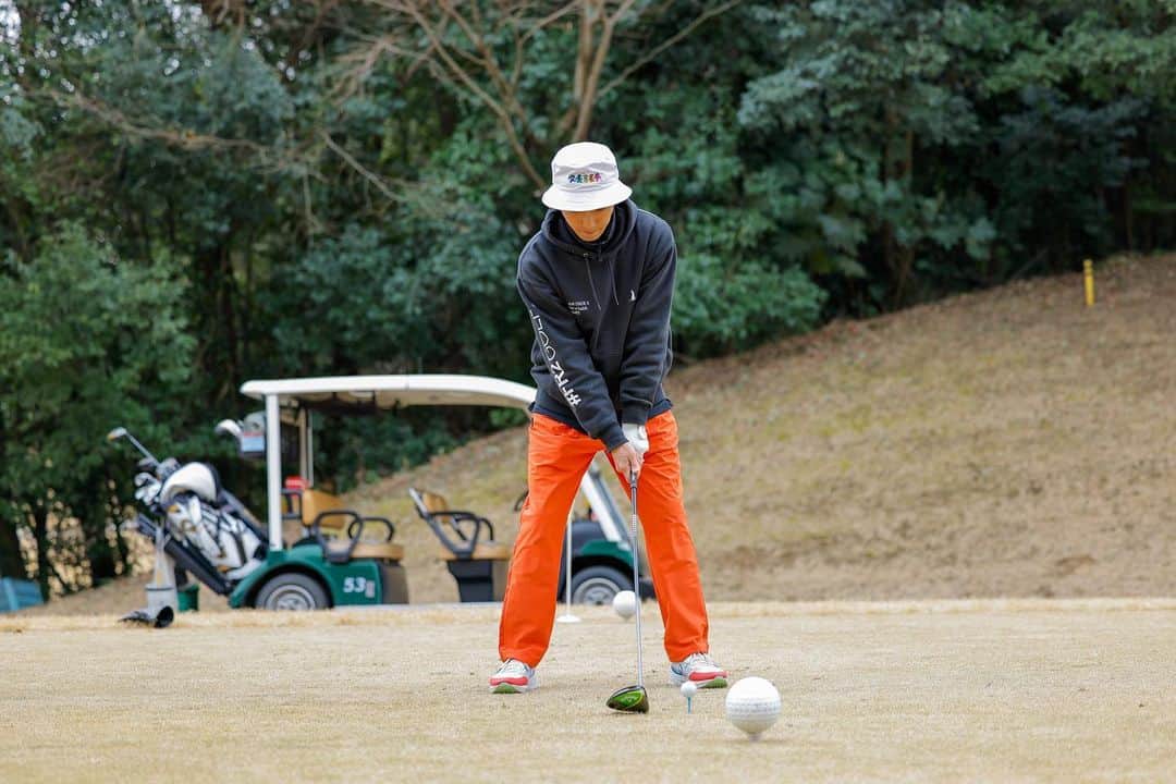 航さんのインスタグラム写真 - (航Instagram)「photo by @manacamera55_golf   ドライバーはステルスとエピックの2本体制。 コース形状によって使い分けてるが、かずプロは言った。  「1本でやれや」  #golf #golfswing #golfstagram #golflife #ゴルフ #ゴルフコーデ #ゴルフ好きな人と繋がりたい #ゴルフ男子 #ゴルフスイング #ゴルフバカ #90切り #fr2golf #ラッセルノ #golfphotography #golfphotos #かずプロ #斬波 #zanpa」1月31日 9時26分 - kou_zanpa