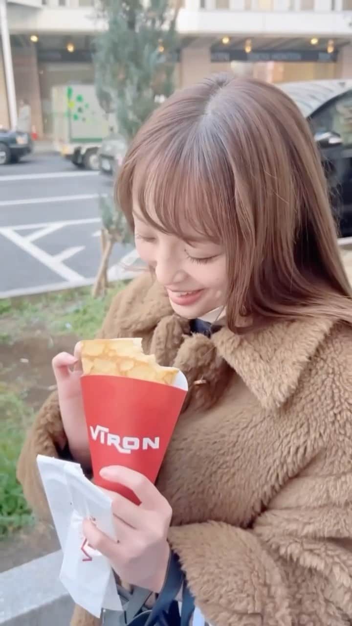神部美咲のインスタグラム：「収録終わりにマネージャーと 糖分補給🥰🥰 食べてばっかり🤣  明日も頑張りましょ😘」