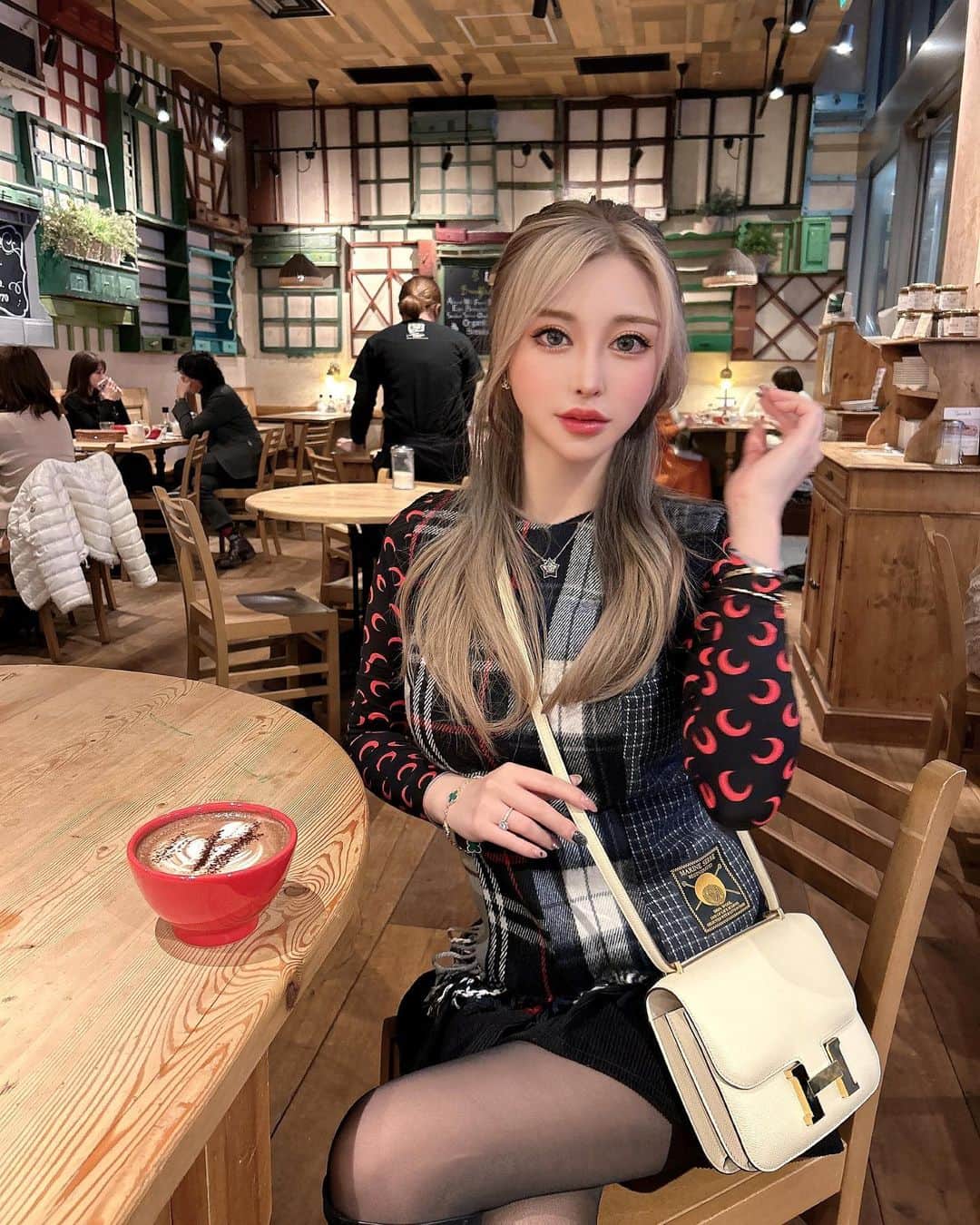 藤咲めいのインスタグラム：「髪色グラデにchange🌈 前髪だけ毛先の色〜🧚‍♂️💜  そして @marineserre_official のトップ重ねて着たら可愛くてお気に入り👼❤︎  #marineserre #hermes #コンスタンス #グラデーションカラー #ハーフアップ #イメチェン #cafe #vancleefarpels #chanel」