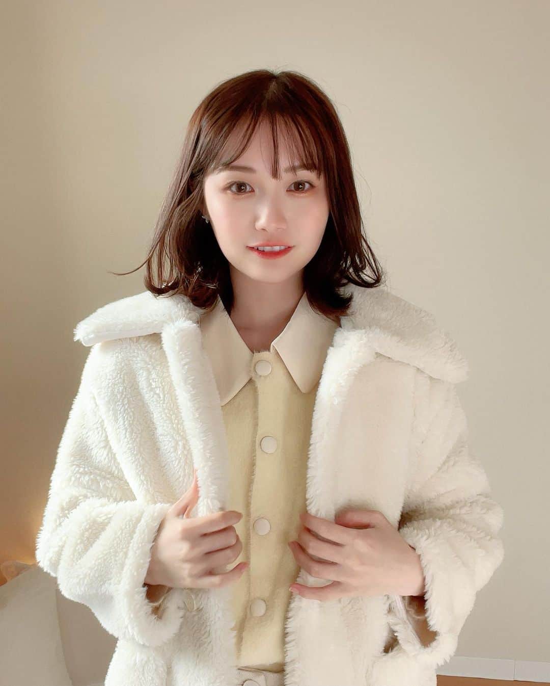 のインスタグラム：「SHEIN DAZYコーデ⸜(* ॑꒳ ॑* )⸝‬  冬服春服でコーデ組んでみたよ🌷  ☑️トップス DAZY Contrast Collar Puff Sleeve Fluffy Knit Cardigan 商品ID：11268667  ☑️ボトムス DAZY High Waist Slant Pockets Pants 商品ID：11183079  ☑️アウター Dazy-Less Dual Pocket Drop Shoulder Teddy Coat 商品ID：11344674  アイテムのデザイン数も多くて サイズも色展開も豊富なので、好みの お洋服のテイストを問わずすごく 着回ししやすかったですᴖ ̫ᴖ   YouTubeで約30アイテム(！)の お洋服や小物で17コーデを組んで LOOKBOOK投稿したので ぜひそちらも見にきてねっ⸜(*ˊᵕˋ*)⸝‬    📝.· クーポンコード：LOVEDAZY49 お買い上げ金額1～5,999円まではセール価格より15%OFF、6,000円以上は20%OFFが適用されます🙌 （利用期限:2023年1月31日～3月31日23:59まで） ※海外からの個人輸入品になるので、購入の際はサイトの注意事項をよく読んでからご検討ください。      @dazy_fashion @shein_japan #SHEINDAZY #SHEINforAll #ootd #お気に入りコーデ #冬服  #春服  #PR」