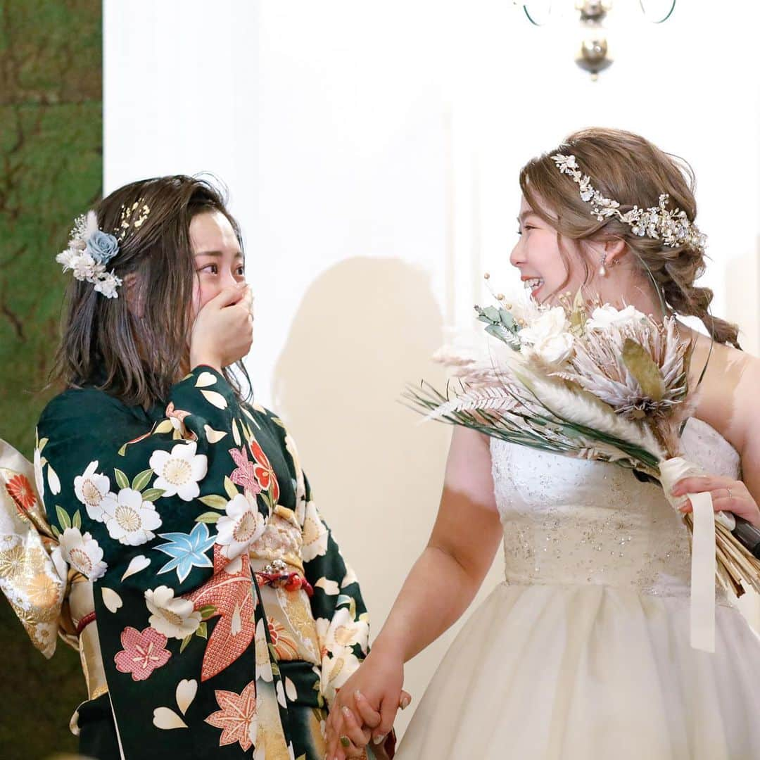 中村蘭香のインスタグラム：「ゆいの妹の みゆうとだいきの結婚式👰‍♀️🤵‍♂️❤️ YouTube上がってるから見てね✨  ほんまに感動の嵐😂  人生初めての参加した結婚式が みゆうとだいきでよかった。 感動をありがとう。 いつまでも仲良し夫婦でいてね。 らんはどっちもの味方です。 何があっても。この先ずっと。  振袖ありがとうございました❤️ めーーちゃくちゃどタイプな振袖で 気分ずっとルンルンでした✨ @takazen_sakai」