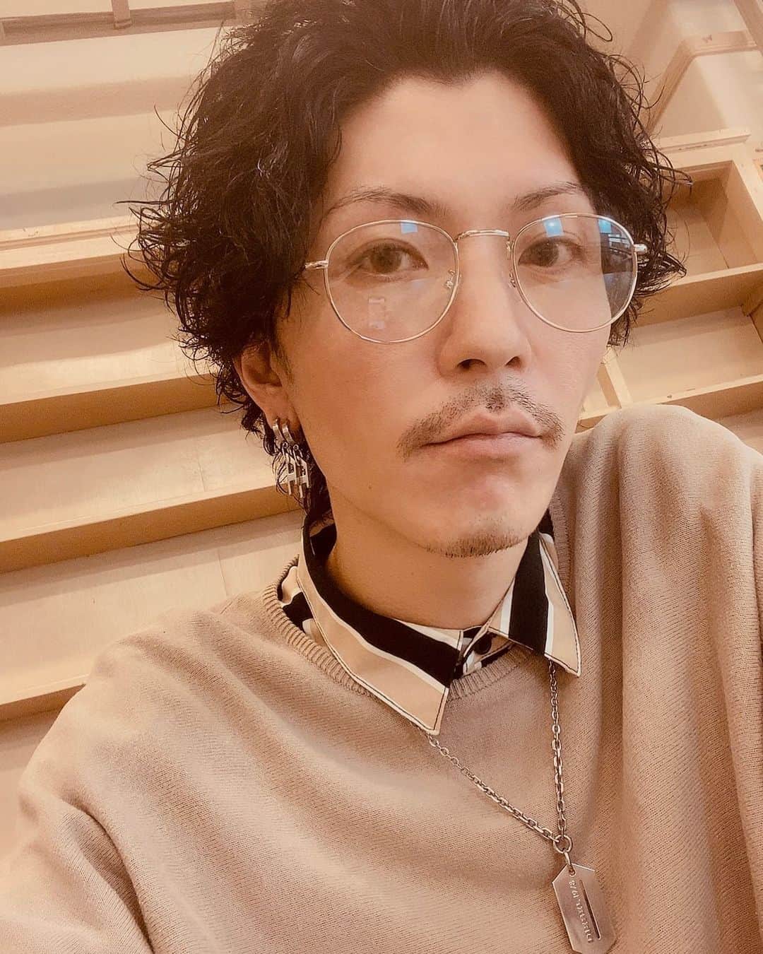 おばらよしおのインスタグラム：「はい  皆さま  はじゃのゆびわ  本当に たくさんのご注文を頂きました ありがとうございます  お届けまで 今しばしお待ち下さいませ  髪の毛 伸びてきたので 久々の 前髪上げ  #fashion #accessory #jewelry #ring #silver #aquamarine #brand #rock #game #fantasy #dq #mh #swordofsteel #はじゃのゆびわ #指輪 #エグスプロージョン #おばらよしお #本能寺の変 #あくせさりーだいすき症候群」