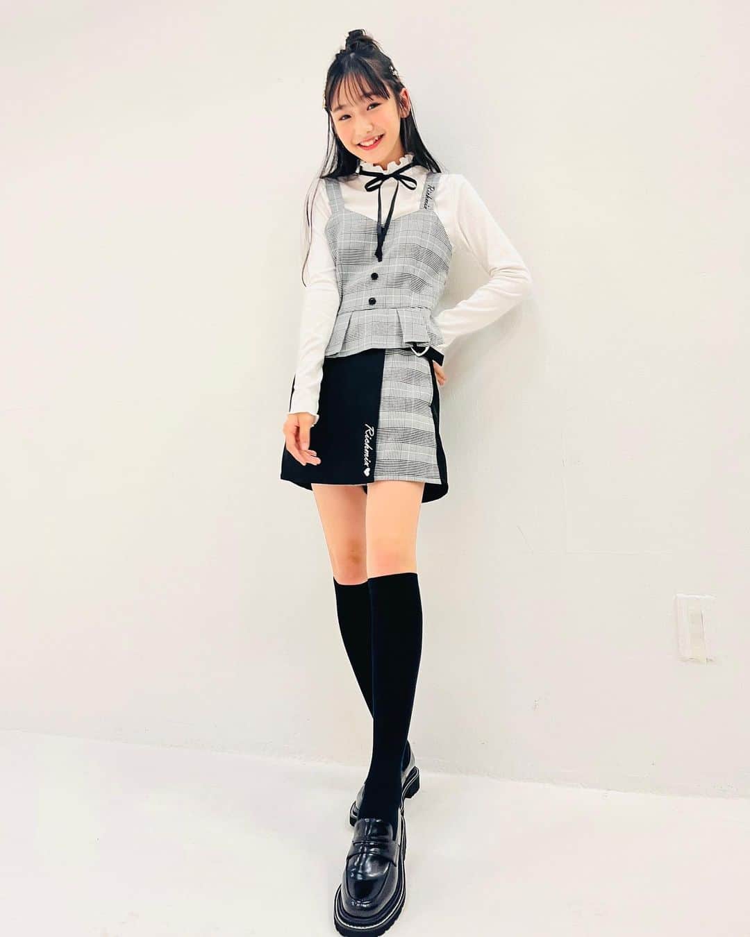 ニコ☆プチさんのインスタグラム写真 - (ニコ☆プチInstagram)「🌸🍒  小6のみんな、卒服は決めた？？ ニコ☆プチ2月号ではたくさんの可愛い卒服を タイプ別に紹介しているよ🫰🏻 ぜひ自分にぴったりなアイテムを見つけてみてね☺️  リコが着ているのは『スタイルアップ卒服』🌷✨ ビスチェで視線を上に×コンパクトなスカパンで脚長に😌 グレンチェックが大人っぽくておすすめ🫶🏻🤍  #崎浜梨瑚 #小6 #卒業式 #卒業式コーデ #卒服 #スタイルアップ #小学校卒業式 #ニコプチ」1月31日 19時20分 - nicopuchi_official