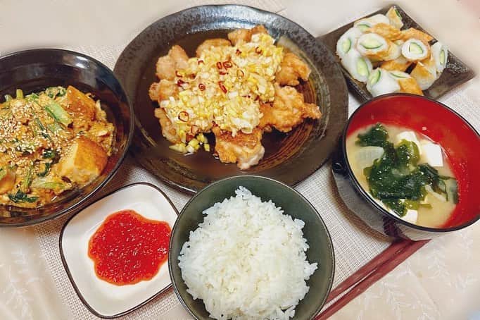 若松春奈のインスタグラム：「#油淋鶏 #小松菜と厚揚げと卵のオイスター炒め  #料理 #料理勉強中 #自炊 #自炊生活 #自炊女子 #自炊記録 #おうち時間#料理記録 #料理初心者 #自炊日記 #自炊ごはん #ご飯のお供 #ご飯好き #女優飯#女優#若松飯 #cooking #cookingram #cookingtime_stilettoinstyle」