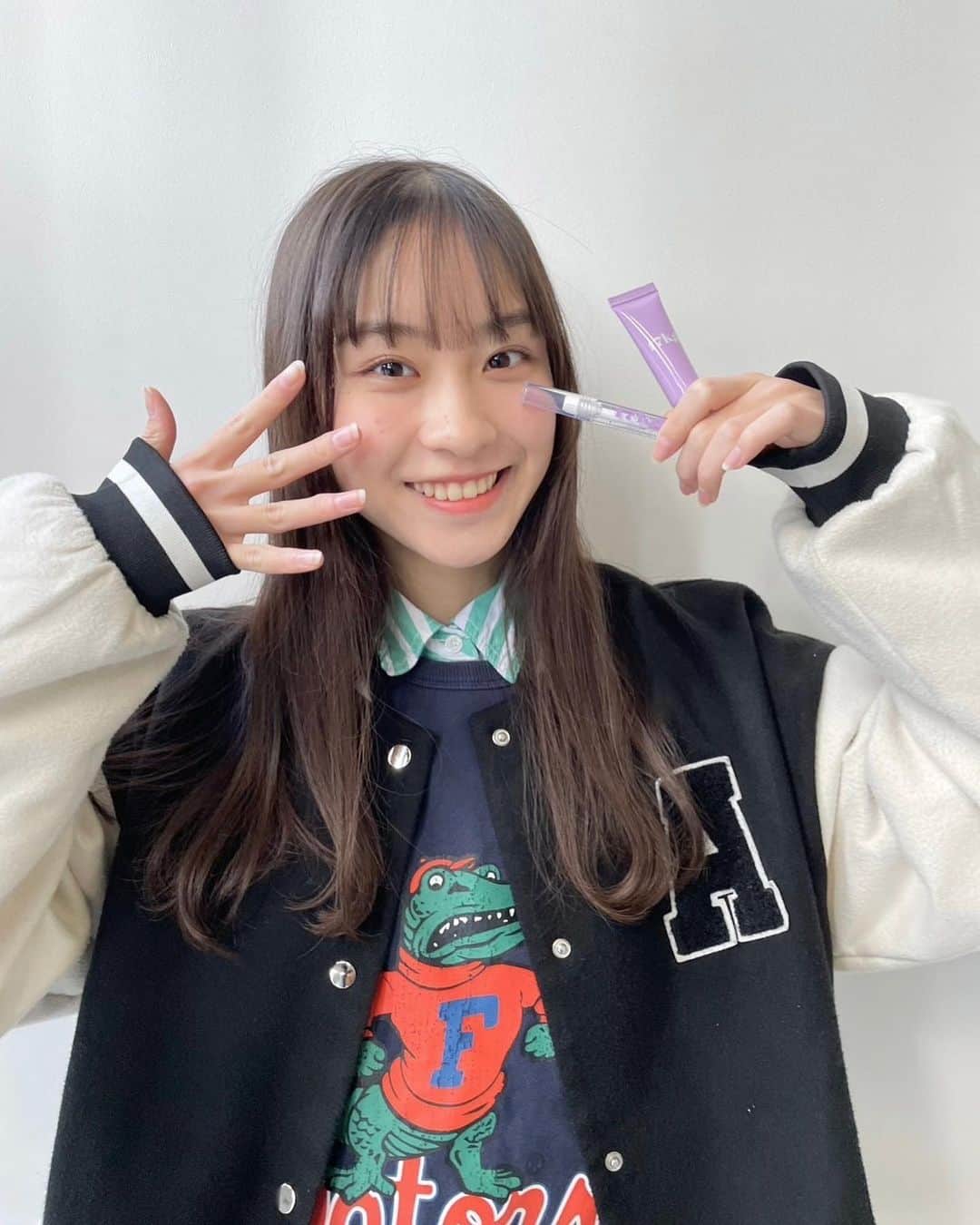 太田雫のインスタグラム：「・ ニコラ3月号の付録♡ ・ 17kg 透明マスカラ＆トーンアップクリーム だよ〜！！ ・ ・ 透明マスカラもトーンアップクリームも自然なので学校メイクにももってこいです！ ・ 二つともコンパクトだから持ち運びもしやすくて便利です👍🏻 ・ 2月1日発売のニコラ3月号、お楽しみに💞 ・ ・ #ニコラ#太田雫 #nicola#ニコモ#ニコラ3月号#17kg#イチナナキログラム」