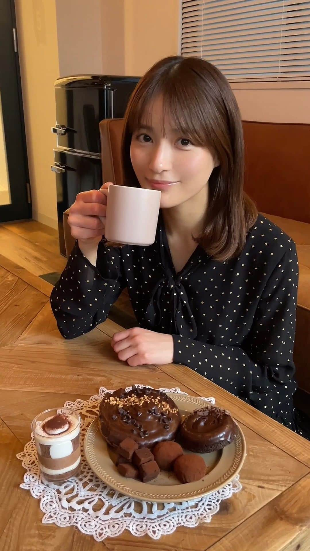 織田奈那のインスタグラム：「1/31から全国のセブン-イレブンで「めちゃハピチョコレートフェア」が開催されるよ🍫2月はよりセブン-イレブンに通うことになりそうだ🥺自分へのご褒美に2月はたくさんチョコを食べて幸せになっちゃおうよ🍫  #セブンイレブン #セブンイレブンスイーツ #コンビニスイーツ」