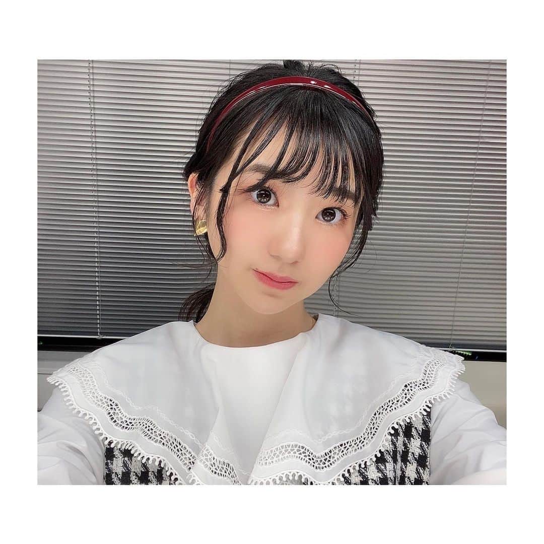 大島璃音のインスタグラム：「.   au PAYマーケット出演時の衣装です🪄 カチューシャ好評だったみたいで嬉しい🫶🏻  stylist: @_marino_t  いつも可愛いお洋服ありがとうございます❤︎」