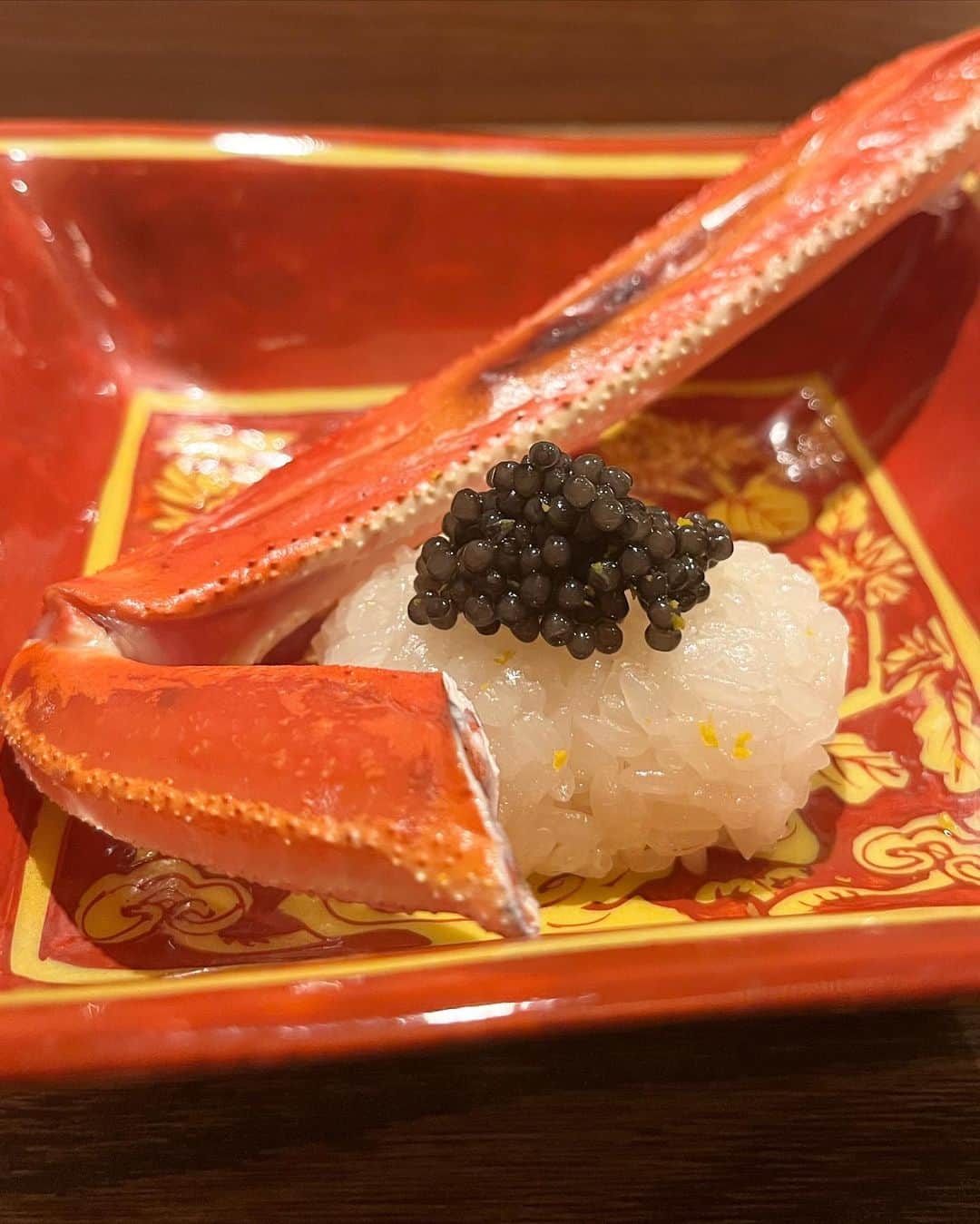 広瀬未花のインスタグラム：「繊細で芸術的な美味しさに、 毎度もれなく詠嘆。。 好きなアーティストのライブを待ち侘びるのと同じように、この日をずっと楽しみにお仕事とか頑張ってる気がするw  虎白さんのような素晴らしいお料理に出会えたことに、心から感謝。。✨  さぁ、1月最終日も頑張ろう」