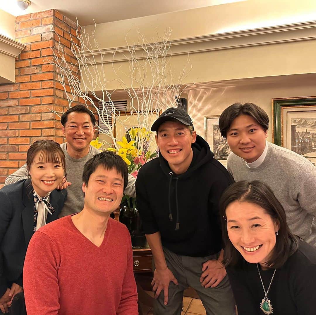 のインスタグラム：「国枝さんの引退を記念して豪華なメンバーが集まりました✨ 国枝さん、改めまして引退おめでとうございます🍾 国枝さんが戦う姿にどれだけ勇気づけられたか！オフコートでの振る舞いからもたくさんのことを学びました。 これからも、国枝さんに刺激をもらいながら、私も頑張りたいと思います！  #国枝慎吾  #shingokunieda  #奈良くるみ  #kuruminara  #テニス  #tennis  #テニスプレイヤー  #tennisplayer」