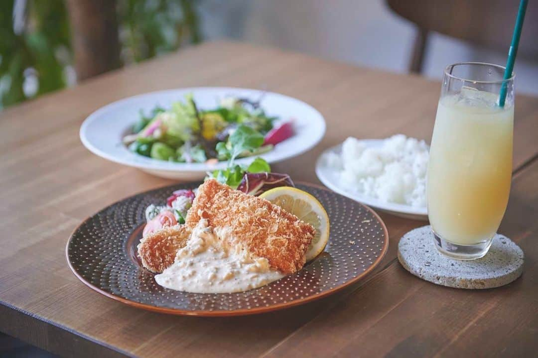 大橋ミチ子さんのインスタグラム写真 - (大橋ミチ子Instagram)「. 餃子だけじゃない❣️ 栃木県出身の私が、 ✨栃木県の魅力を発信✨  本日ご紹介するのは、 OHYA FUN TABLE @funtable_08   車でついた瞬間、 とっても雰囲気のある建物で わくわくしちゃった🥺💕  中もとってもオシャレで素敵💗  お料理は、彩どり豊かな野菜が使われていたり、 お肉もお魚もデザートもとってもおいしかった🥺💕  建物だけじゃなくて、料理も映えてて、オシャレな味だし、 心も身体も満足だよー🥰 . . 皆さんも栃木県にきたときは、 是非行ってみてね❤️  詳しくは、1/20に発売されたla farfa 3月号にも載ってるよ😍✨  #栃木県　#映えグルメ #lafarfa」1月31日 12時21分 - ohashimichiko_official