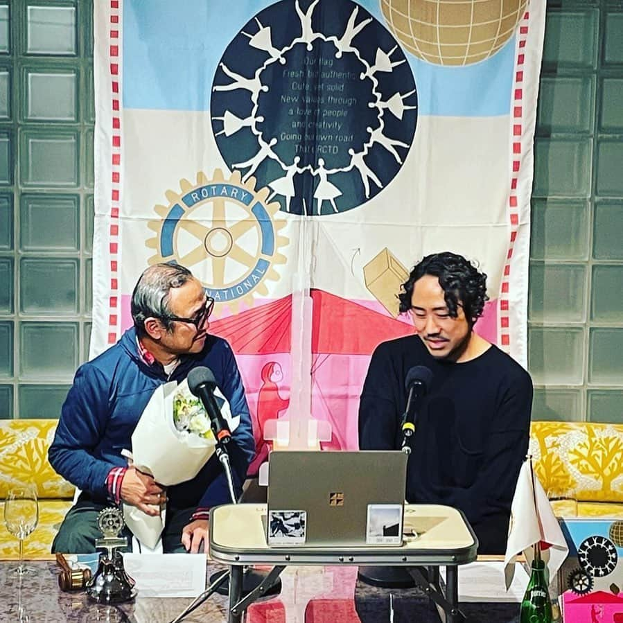 家入一真のインスタグラム：「代官山ロータリークラブにて、遠山さん @masatoyama と久々にトーク。25歳で福岡から代官山に移住し、その後は転々としたけどまたこうして好きな地に縁が出来そう（近々発表します）で嬉しいです。  アートからビジネス、居場所づくりなど話も広がりあっという間の1時間でした。遠山さんが最近やられてるYouTubeの取り組みなどを通じた、いち個人としての表現活動のお話しなど、これからの人生のヒントをいただけた気がします。  来ていただいた皆様もありがとうございました。」