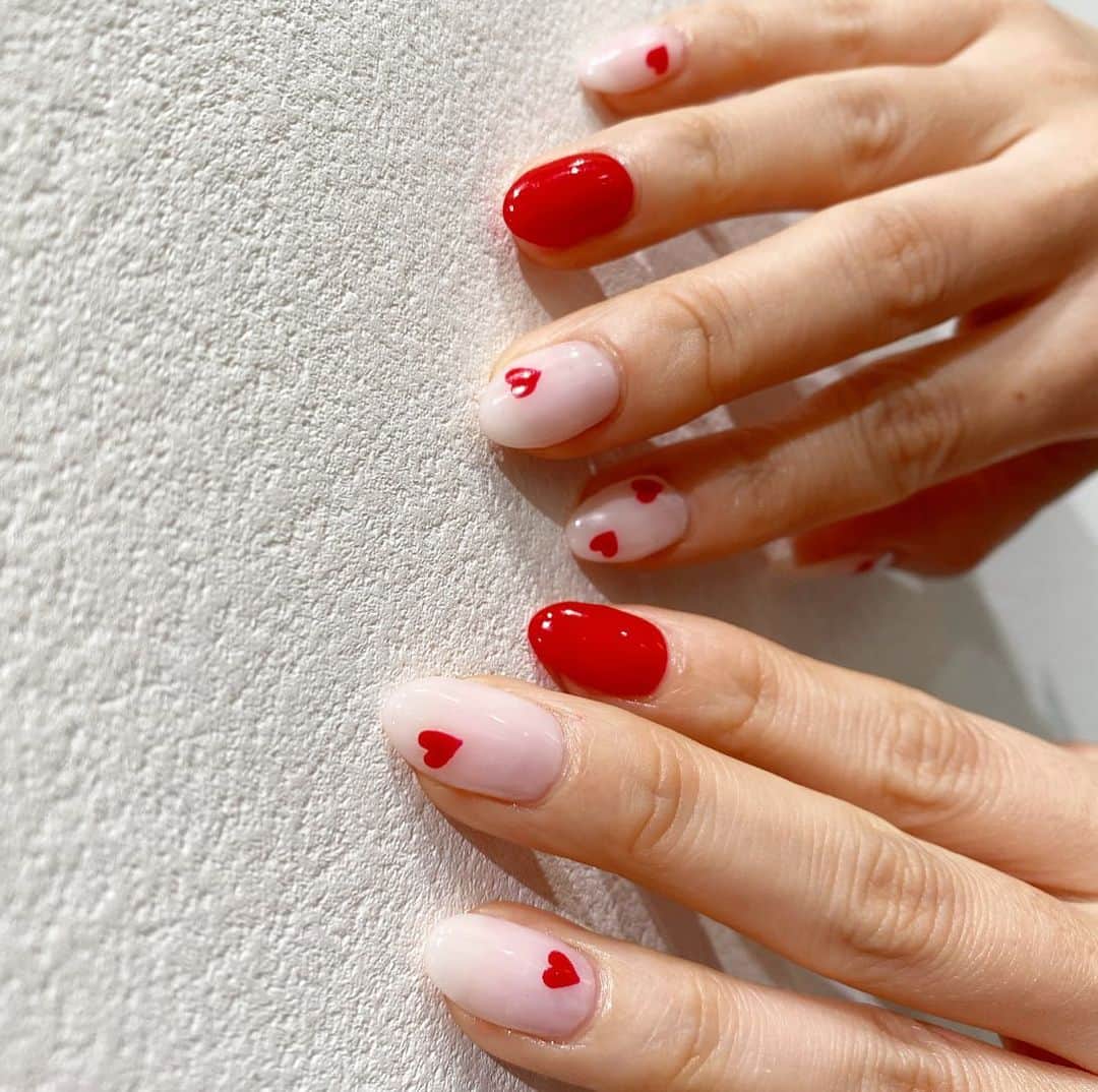 のインスタグラム：「・ なんか、赤ネイルしたい気分やって、 "あ、♡入れても可愛いんちゃうの😍"って思って、出来上がったネイルが最高にcuteでとても気に入っておる❤️  ネイルだけ見たらラブリーに見えるけど、コーデにもアクセントになるし、私のコーデにはポイントにもなってすごく良い。 とにかくすごく気分が上がるネイルやなーって思うのでおすすめしたいです♡♡  @corsokiri ちゃんにしてもらいました♡ きりちゃん有難う❤️❤️  _________________________ #nail #ネイル #ハートネイル　 #ネイルアート#ネイルデザイン  #instanail #newnail#赤ネイル」