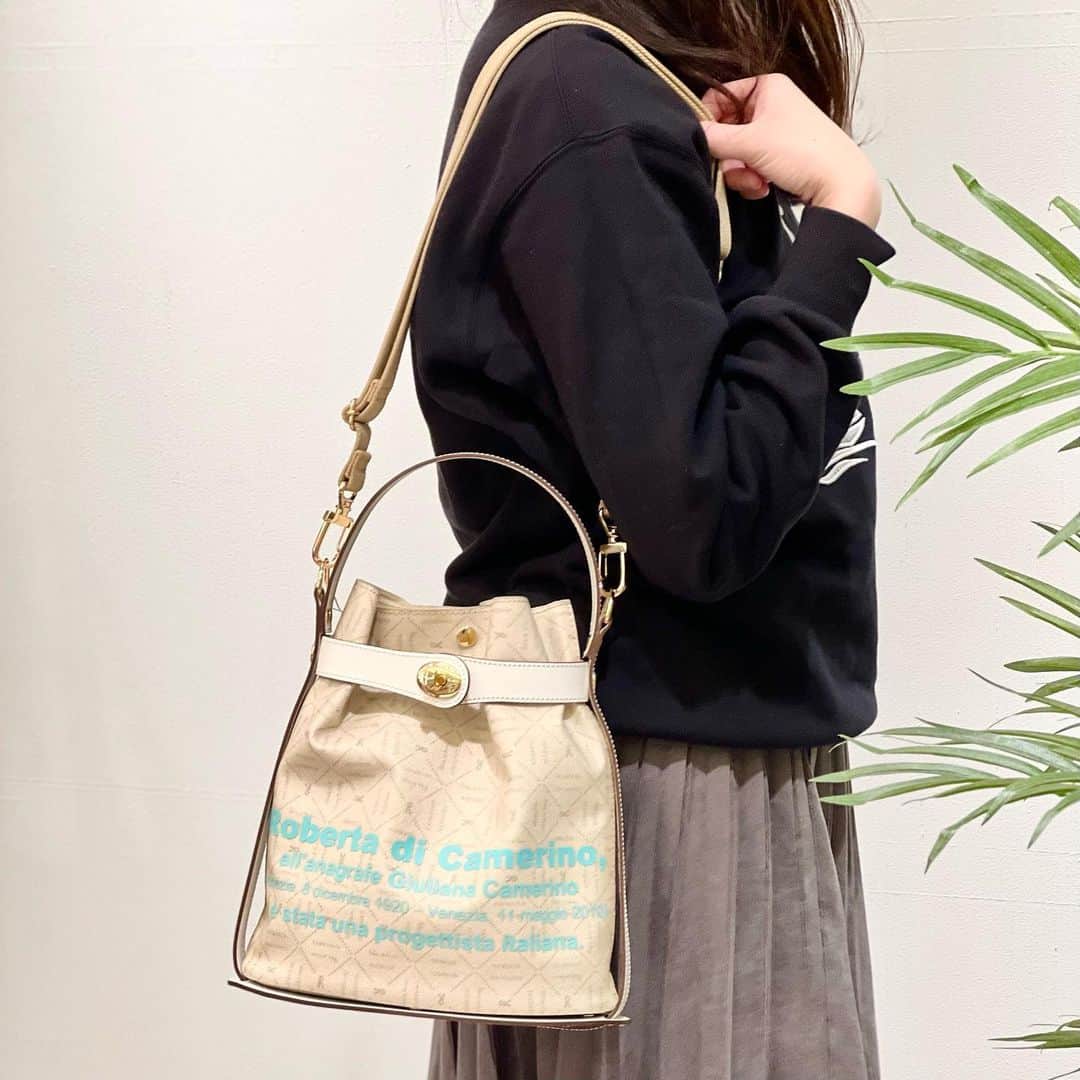 ROBERTA本店のインスタグラム：「. 大人気の巾着バッグ『ステラ』より、 ロベルタオリジナルテキスタイルの クロス柄をピックアップ🌟  あえて帆布生地とプリント文字を 同系色にしているため、 シンプルな無地感覚でお楽しみいただける テキスタイルです💕  別売りのレザーパーツを付けることで、 ワンショルダーや斜めがけでも アレンジが可能です☺️！  ロゴのカラーとレザーパーツの組み合わせで 印象も自由に変えることができるので、 お好みのカラーにカスタムしてみてくださいね🍀  🛒Page1,2 ■ステラ・ロゴ(本体)/エメラルド 9,800円(税込10,780円) https://robertadicamerino.jp/c/stellarogo/gd1186  ■ステラ用レザーパーツ/ホワイト 22,000円(税込24,200円) https://robertadicamerino.jp/c/stellabelt/gd380  🛒Page3,4 ■ステラ・ロゴ(本体)/ホワイト 9,800円(税込10,780円) https://robertadicamerino.jp/c/stellarogo/gd1186  ■ステラ用レザーパーツ/ブラウン 22,000円(税込24,200円) https://robertadicamerino.jp/c/stellabelt/gd380  ---------- オンラインショップでも販売中👏 プロフィールよりご覧いただけます🔍 https://robertadicamerino.jp  #ロベルタ #ロベルタディカメリーノ #ヴィンテージベルベット #アタオランド#神戸#神戸国際会館 #ギフト#スタジオアタオ #ハンドバッグ#ショルダーバッグ #ポシェット#ボディバッグ #軽量#軽量バッグ #大人可愛い#大人カジュアル #きれいめコーデ#休日バッグ #休日コーデ #ギフト#プレゼント #ご褒美 #スタジオアタオ #イタリア」