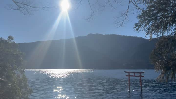 丹羽麻由美のインスタグラム：「⛩箱根神社⛩  毎年恒例となっている箱根神社への参拝、ご挨拶。 今年も行くことができました。  今年は例年より少し早い時期に行ったので、雪がたくさん残っていたり、富士山🗻がどーん！と見えたり、いつもと違う景色も楽しむことができました。  そして、こちらの映像は九頭龍神社本宮で撮影。  無修正、無加工です。  浄化エネルギーが凄いのでシェアします✨  #箱根神社  #箱根九頭龍神社  #芦ノ湖」