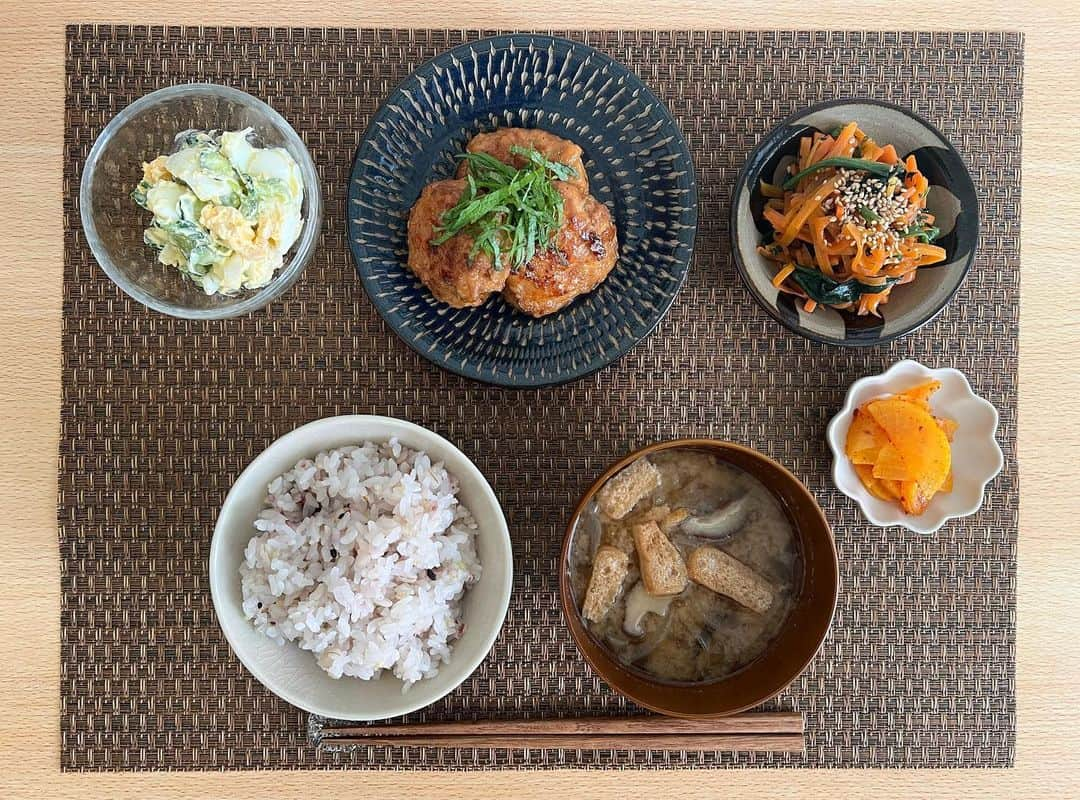 三津谷葉子のインスタグラム：「豆腐を入れたつくねです😋🍚」