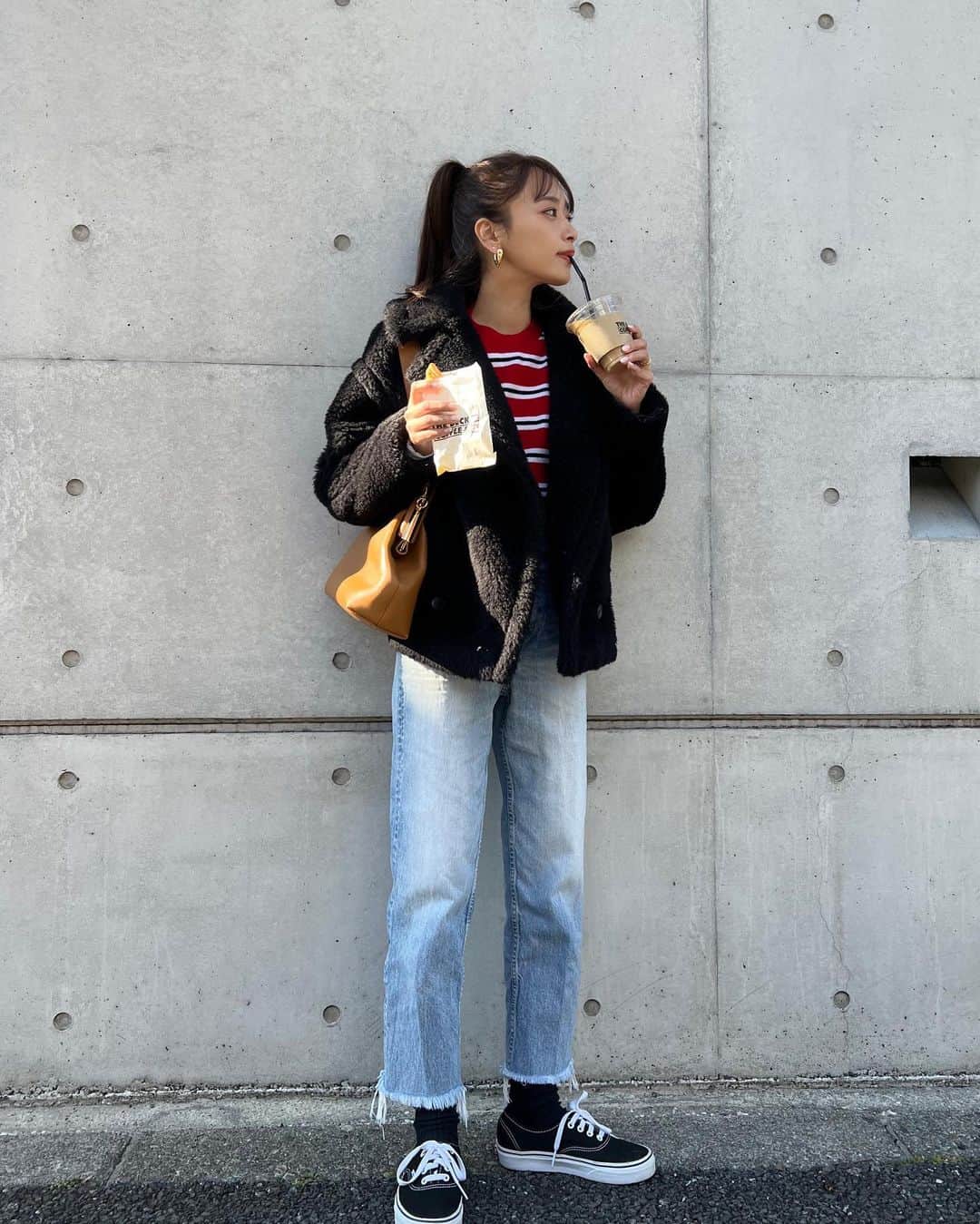 近藤千尋のインスタグラム：「早くお仕事が終わった日🫶🏻🥰 幼稚園のお迎え行ってメンテナンス行けるぜ😚🌈  ボーダーにスニーカーで子供っぽい日は FENDIのかばんが大人にしてくれる😊 @fendi  #fendi  そして、今日は📺❗️ ZOO-１グランプリ🐒🦓🦍🐋🐆🐘🦒 是非ご覧ください🥰💕  #近藤千尋衣装  トップス @marni  ボトムス、ピアス @katespadejapan  リング @joueteofficial  シューズ @sergiorossi」