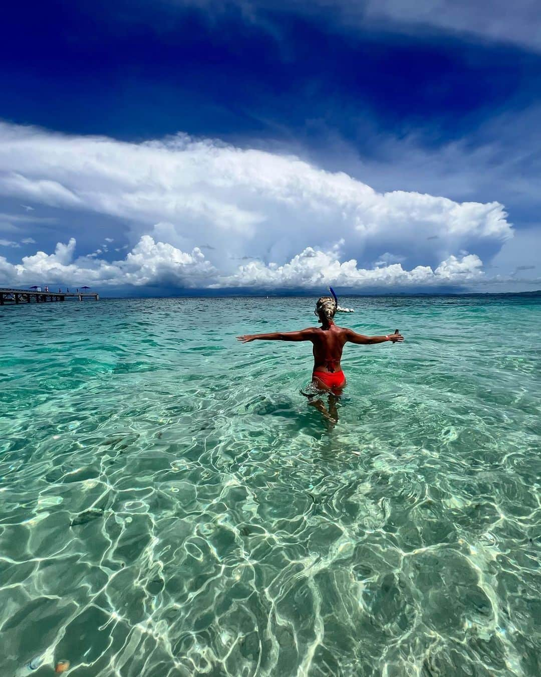 トニー・アゼベドさんのインスタグラム写真 - (トニー・アゼベドInstagram)「Family surf day with some amazing people in one of the most beautiful spots in the world! Thanks you Fiji! @cheslatter @mattf0064」1月31日 14時18分 - tonyazevedo8