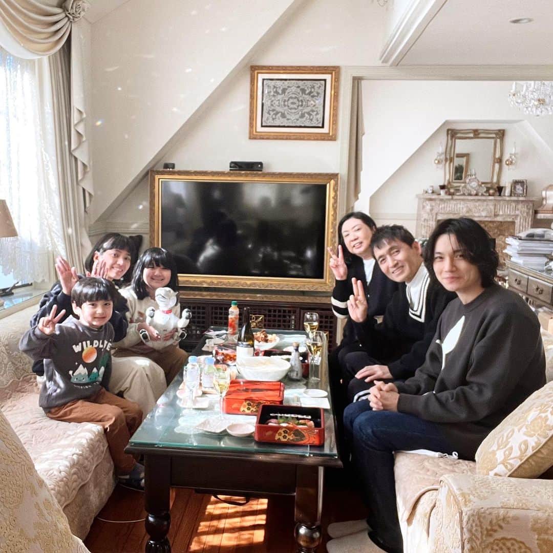 のインスタグラム：「しげきおじちゃん (母 @favorite_garden の弟)& ちよこおばちゃんのお家に行ってきました🏰❣️ コロナ禍でしばらく行ってなかったので3年ぶりの訪問😳❗️ 相変わらず白を基調としたゴージャスなお部屋はシャンデリアに陽光が当たり部屋中虹でキラキラしていてまるで天国でした…👼🌈✨ 子供達の好きな唐揚げや果物をたっぷり用意してくださり、美味しいお寿司にカレーにポテサラで優しく暖かくもてなしてくださったおじちゃんとおばちゃん、本当にありがとうございました🥹🙇‍♀️❣️❣️❣️✨」