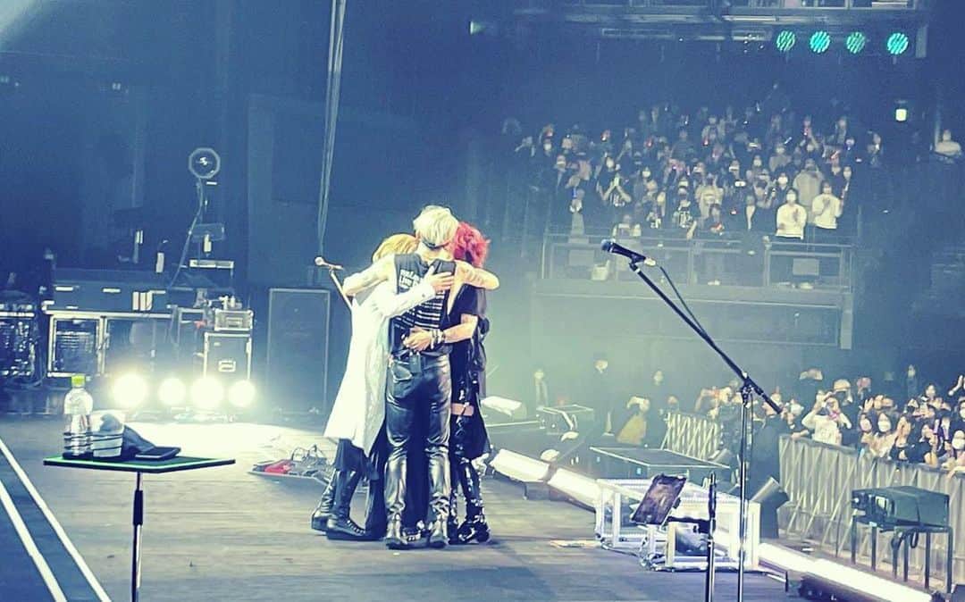 雅-MIYAVI-のインスタグラム：「Tokyo shows are done.  Felt a bit nostalgic onstage since it’s been a while to hang out with friends like this.  We are heading out to the states soon. See you there!   東京公演、無事に駆け抜けました！  やっぱ、バンドっていいね。  ソロになってから、ずっと一人でやってきたから、今回ステージでずっと懐かしい気持ちに浸っていました。  頼もしいお兄ちゃん達と アメリカ、ROCKしてきます。  日本のみんな、最高に綺麗でした。またね  みんなで世界をROCKしよう  #THELASTROCKSTARS  #コンビニ前ショット #TLRS最高 #TheLastRockstarsNYC #すごパン」
