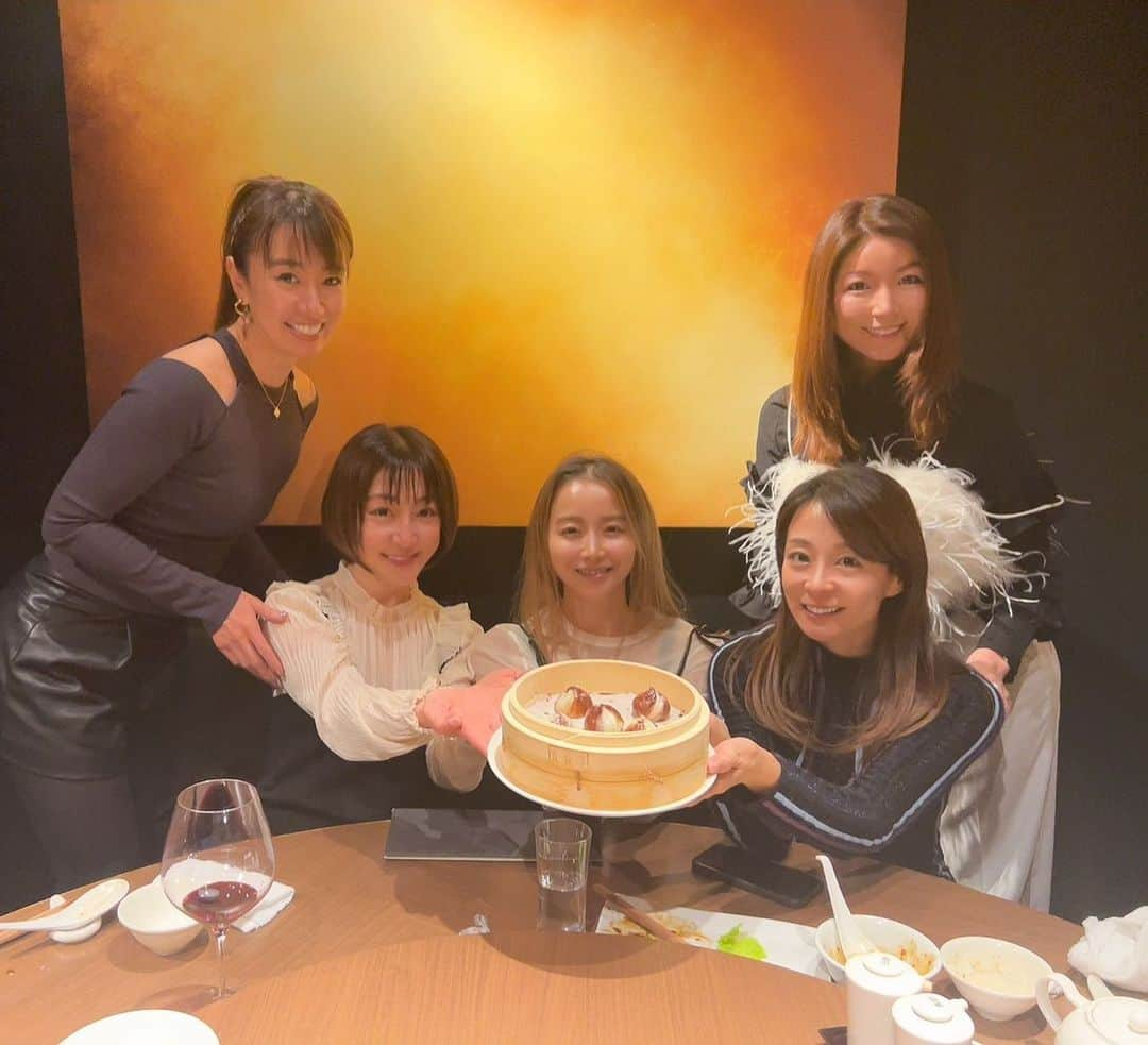 相川友希のインスタグラム：「ジンディンロウ！で新年会🥰 何このメンバー！！！空気でいれる！！笑🙋‍♀️ #ジンディンロウ　#小籠包　#ゴルフへ行こう　#小籠包を食べよう #小籠包と言えばジンディンロウ #バレンタインデート　#チョコレート小籠包　#バレンタイン　#コラボ　#美味しい空間　#楽しい空間 昔から何度も来てたお店だけど、読み方がいつも分からなかったの。。『京鼎樓 』→小籠包のお店。 #小籠包のお店　って読んでたーーー！！！！！ #小籠包好き　#小籠包と言えば京鼎樓  ２月はバレンタイン！！チョコレート小籠包を持ち帰ってママと食べたよ🥰🤤 １月もインスタ見てくれてありがとう！！！」