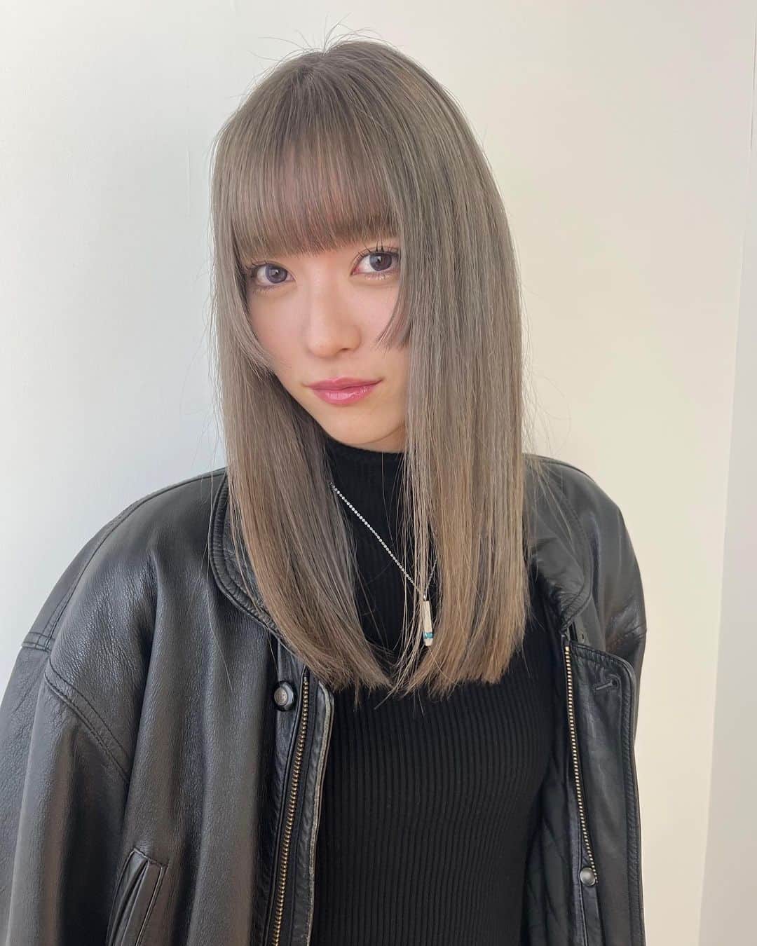 のインスタグラム：「🐰  ぱっつん前髪復活したよ‪‪☺︎ 少し姫カットも入れてみた.*･ﾟ‬  カラコンはモデルもさせて貰ったBLEAのカラコンです👀🤍」