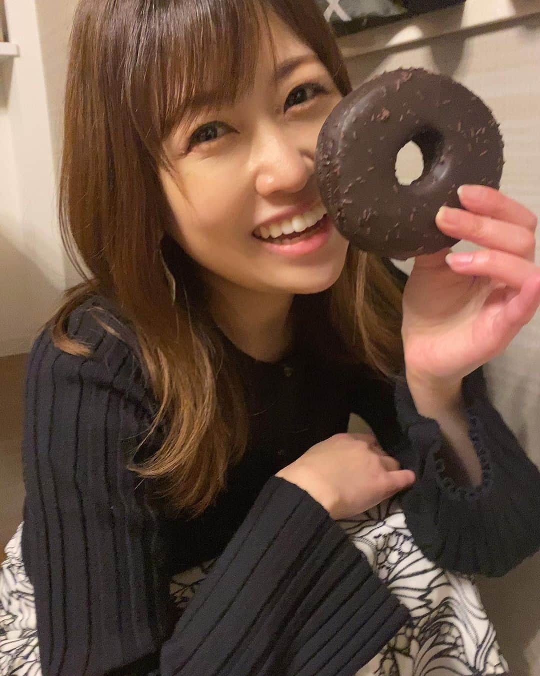 室谷香菜子のインスタグラム：「ドーナツの誘惑に勝ちました✌️ 正確には息子に取られました✌️  #チョコレートドーナツ #ドーナツ #たまに食べたくなる甘いもの #もうすぐバレンタイン #HBC #アナウンサー」