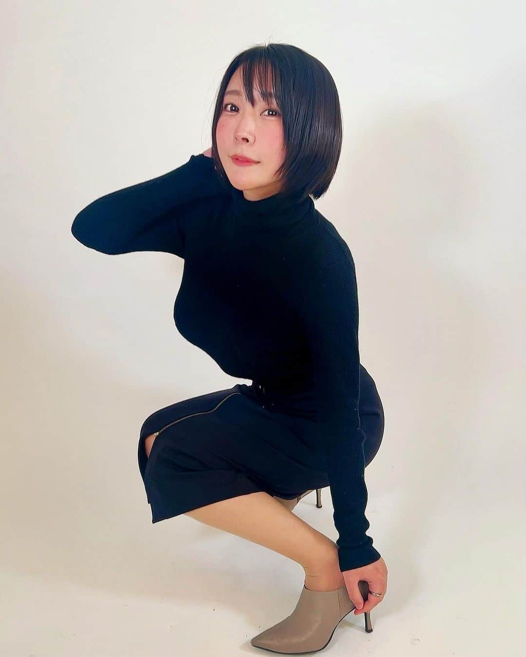 羽生アリサのインスタグラム：「A CLINIC GINZA (@a_clinic_ginza)の 中村先生(@a_clinic_nakamura)にAスレッドをして頂いて1週間程ですが経過良好で⭕️ 今日事務所でも褒めて貰えました🥰✨  術中は笑気＆局所麻酔で全く痛みは無く、その後頂いた鎮痛剤も飲み切らなくて済む程度でした🙆‍♀️💊✨  お顔が引き締まって嬉しいので毎日の幸福度も上がったしショートヘアもより似合う様になった気がするので、もっと髪の毛切りたくなりました🤣笑  小顔になりたい方、頬を引き上げたい方、ほうれい線が気になる方などいろんな方にお勧めです🥰  中村先生ありがとうございました👨‍⚕️✨✨  #aスレッド #糸リフト #aclinic #aclinic銀座 #aclinic横浜 #aclinic新宿 #aclinic名古屋 #aclinic大阪 #aclinic福岡 #aclinic池袋 #aクリニック #エークリニック#小顔 #リフトアップ #スレッドリフト #小顔整形 #たるみ改善 #美容外科 #美容皮膚科 #美容クリニック #中村光宏」