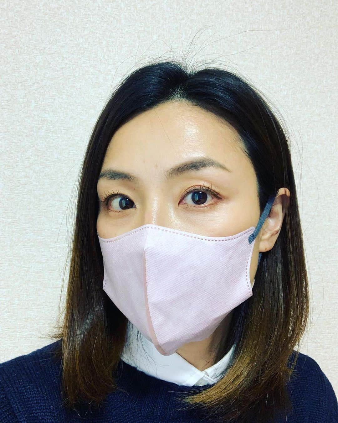 木下あゆ美のインスタグラム：「ママ会にて、 「あれ？初めましてですよね？」いただきましたw  これは、いわゆるアレですな。マスク取ったら思ってたんと違ったパターン😂　  #朝の送りの時も会いましたよ #がっかりさせてごめん #顔の下半分の破壊力 #ずっとマスクしてようかしらw」