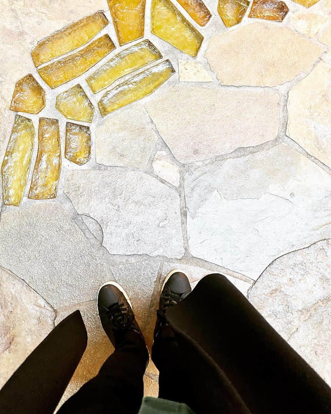 藤原理恵さんのインスタグラム写真 - (藤原理恵Instagram)「新年、初外出。🎬legend and butterfly鑑賞。この床はどこの映画館だと思う？」1月31日 15時27分 - fujiwararie
