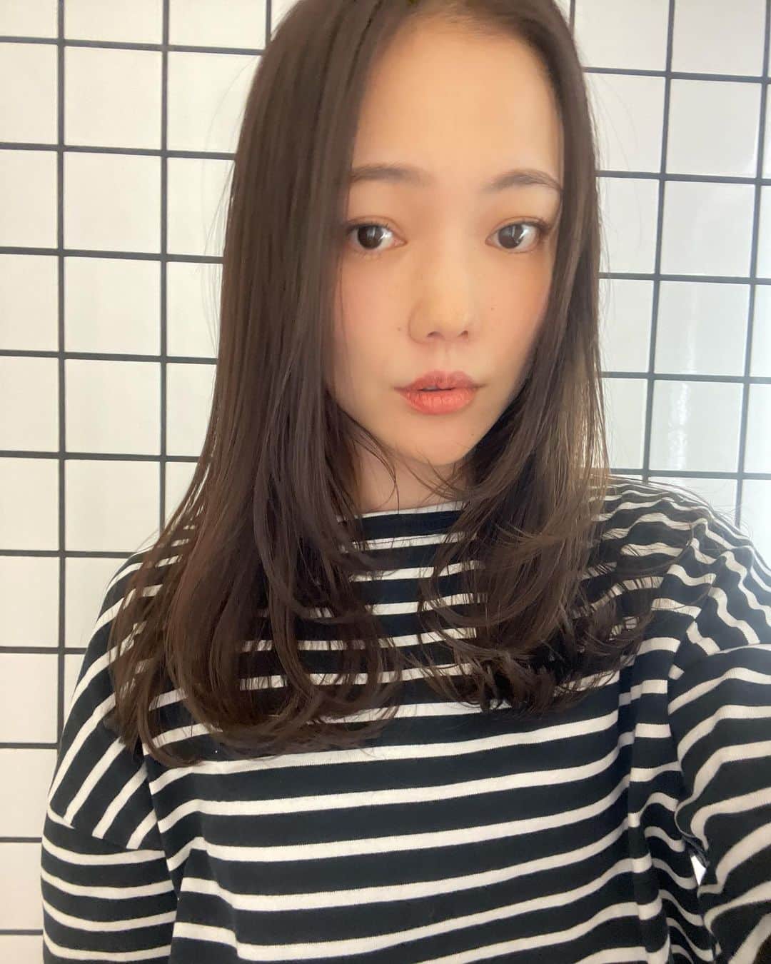 鳥谷部知愛のインスタグラム：「✂︎✂︎✂︎✂︎✂︎✂︎✂︎  毛質、骨格、癖、なにやら色々とプロ視点で切ってくれているようです🤤✨  髪の毛切ってから、毎日ドライヤー後の毛先のまとまりが格別で驚きです💇‍♀️  ウッディはカットがとても早くって。 それだけでも鳥谷部は感動してますが。  トリの髪の毛はこうだから、こうするといいね、と、動きや流れをキレイに見えるようにカットしてくれているようです✂︎✨  ありがとうございます＾＾るん  #ロングヘア」