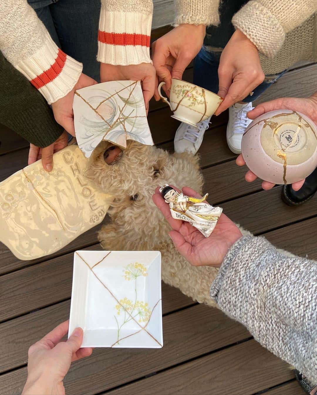 KATさんのインスタグラム写真 - (KATInstagram)「I absolutely LOVE these beautiful Kintsugi experiences! I can’t believe I get to hear so many beautiful touching stories and see the beauty highlighted in broken things!   Thank you so much Cindy for hosting this one. 🥰  These small intimate gatherings have been selling out this year. I will hopefully get to add more but right now they happen about once every six weeks! The link is in the bio @katmcdowell」1月31日 16時56分 - katmcdowell