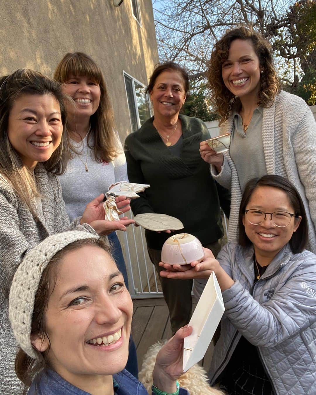 のインスタグラム：「I absolutely LOVE these beautiful Kintsugi experiences! I can’t believe I get to hear so many beautiful touching stories and see the beauty highlighted in broken things!   Thank you so much Cindy for hosting this one. 🥰  These small intimate gatherings have been selling out this year. I will hopefully get to add more but right now they happen about once every six weeks! The link is in the bio @katmcdowell」