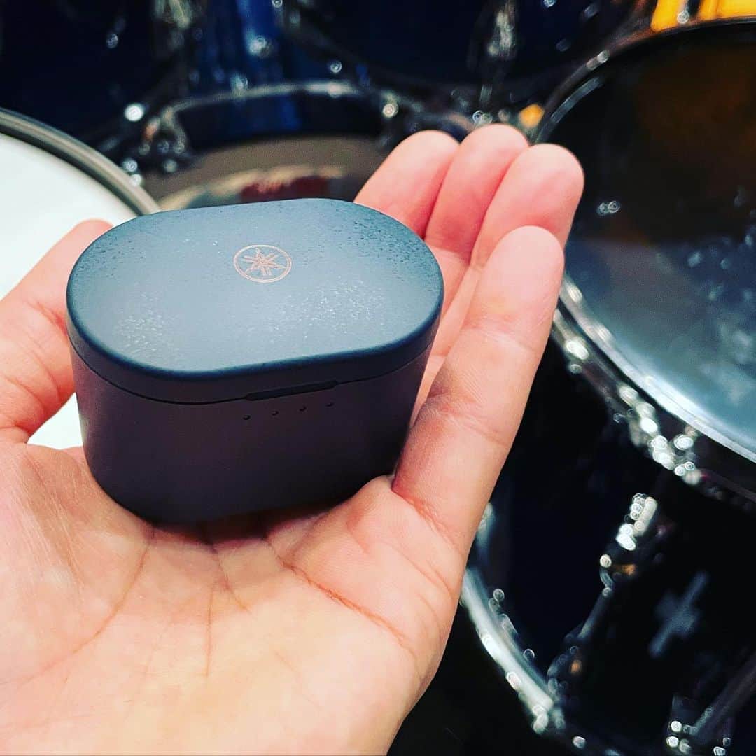 坂東慧のインスタグラム：「普段聴いている音楽も、これで聴くと新たな発見がある。色彩豊かな音世界が広がり、気がつけばずっと音楽に浸っている。 ストレスの無い装着感で長時間着けていても疲れないし、デザインも可愛い。もう手離せません♡  #TrueSound #Twe7B #PR」