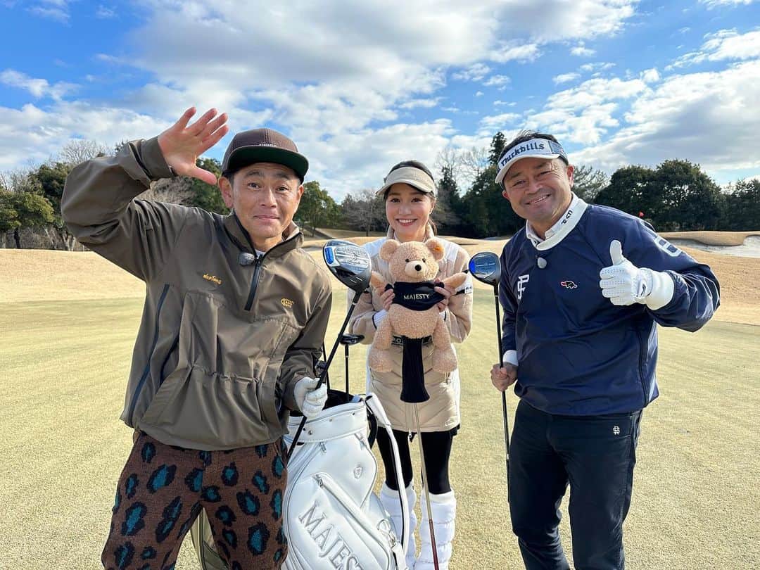 横田真一のインスタグラム：「帰国して２日連続　 お仕事でした #働くおじさん #ゴルフ　#遠藤章造　#三枝こころ」